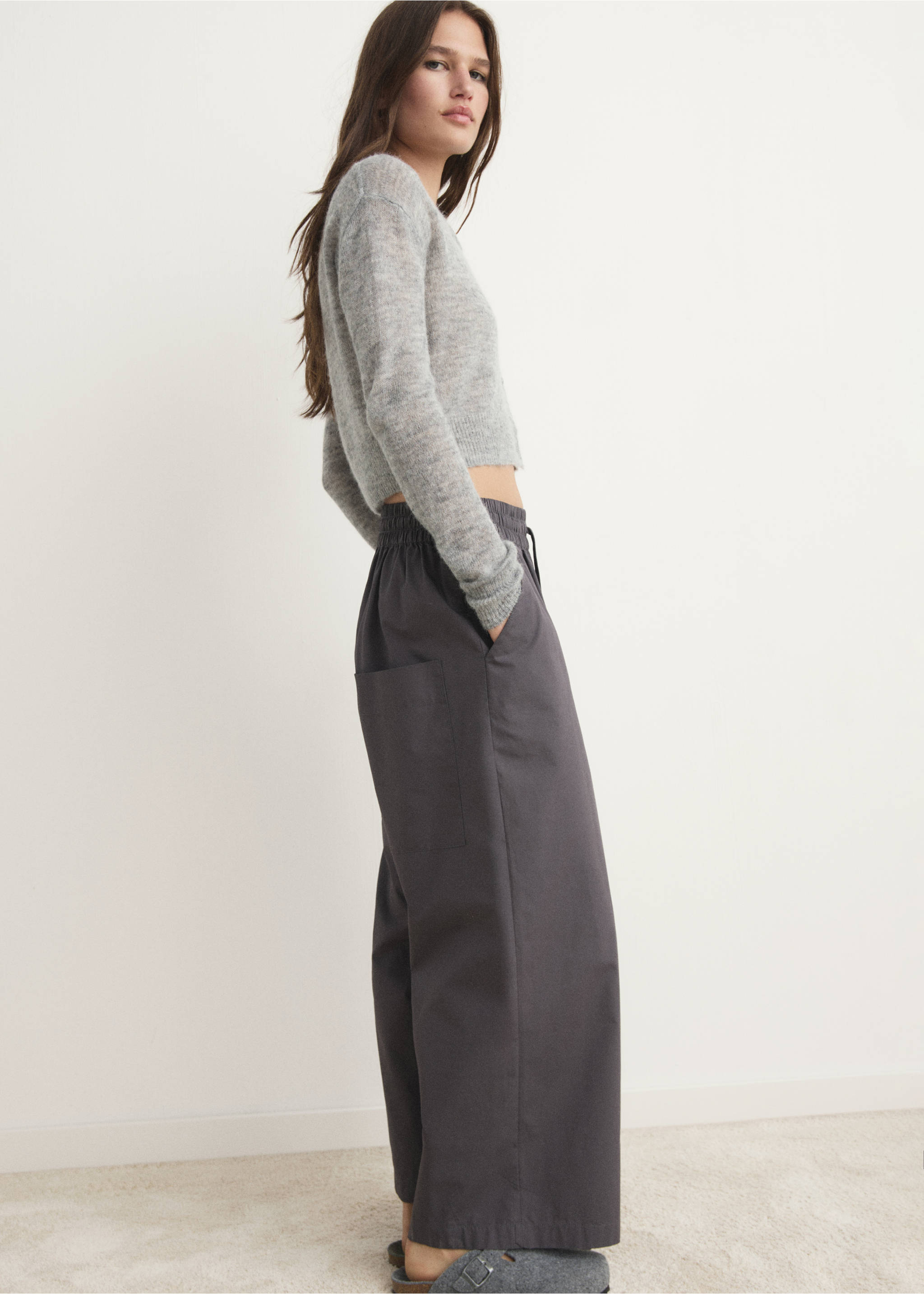 Pantalons cotó crop butxaques - Detall de l'article 2, Gris antracita. Ref: 17024110-00.