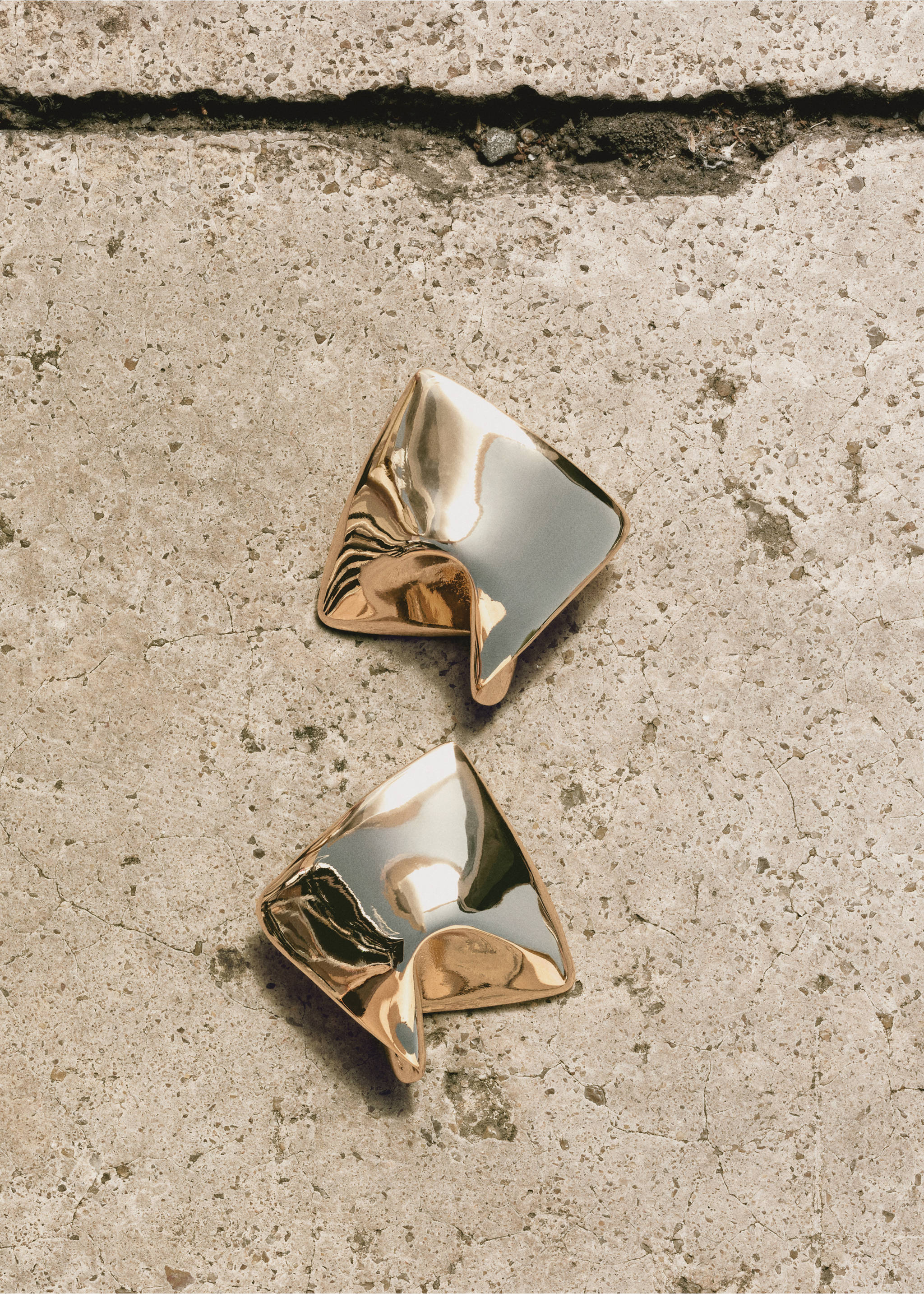 Irregular metallic earrings - General plane, Gold. Ref: 17024130-00.