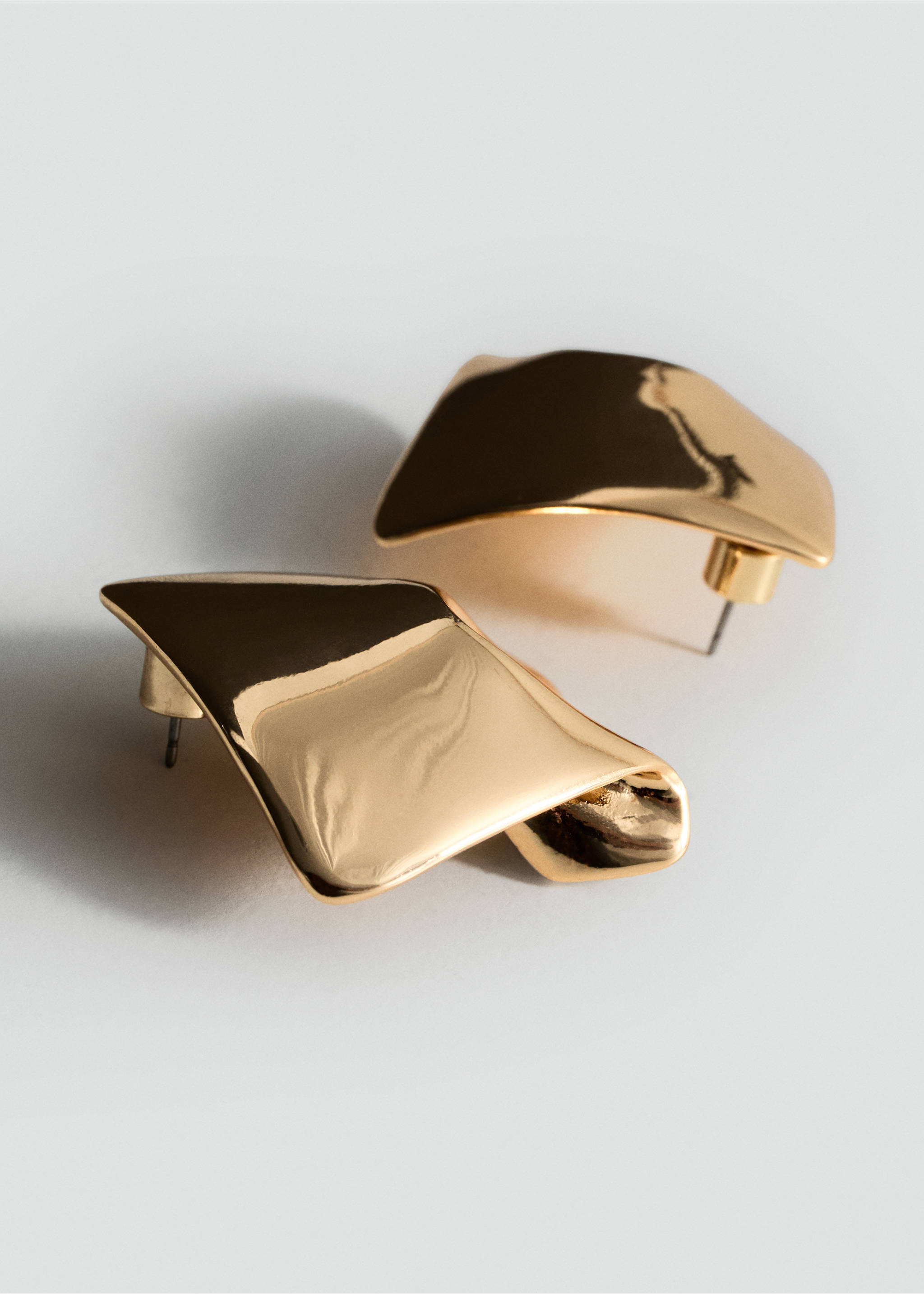 Irregular metallic earrings - Medium plane, Gold. Ref: 17024130-00.
