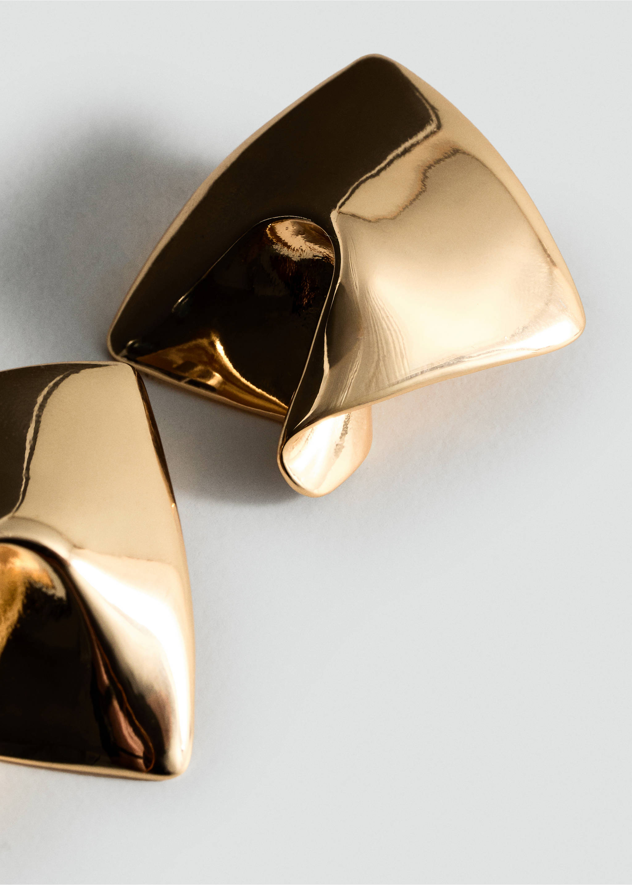 Irregular metallic earrings - Details of the article 1, Gold. Ref: 17024130-00.