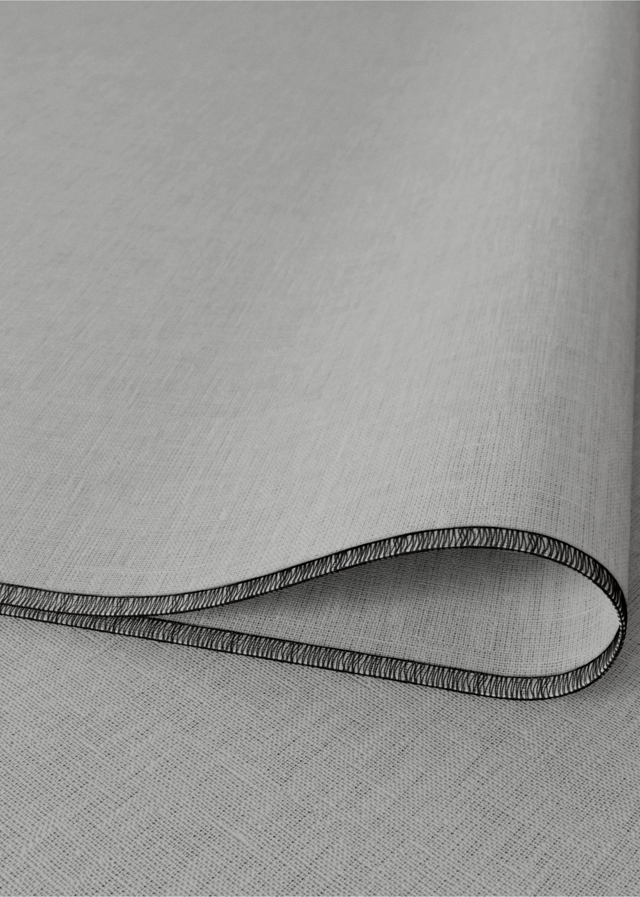 100% linen placemat with contrasting overlock stitching - Details of the article 1, Grey. Ref: 17024134-00.