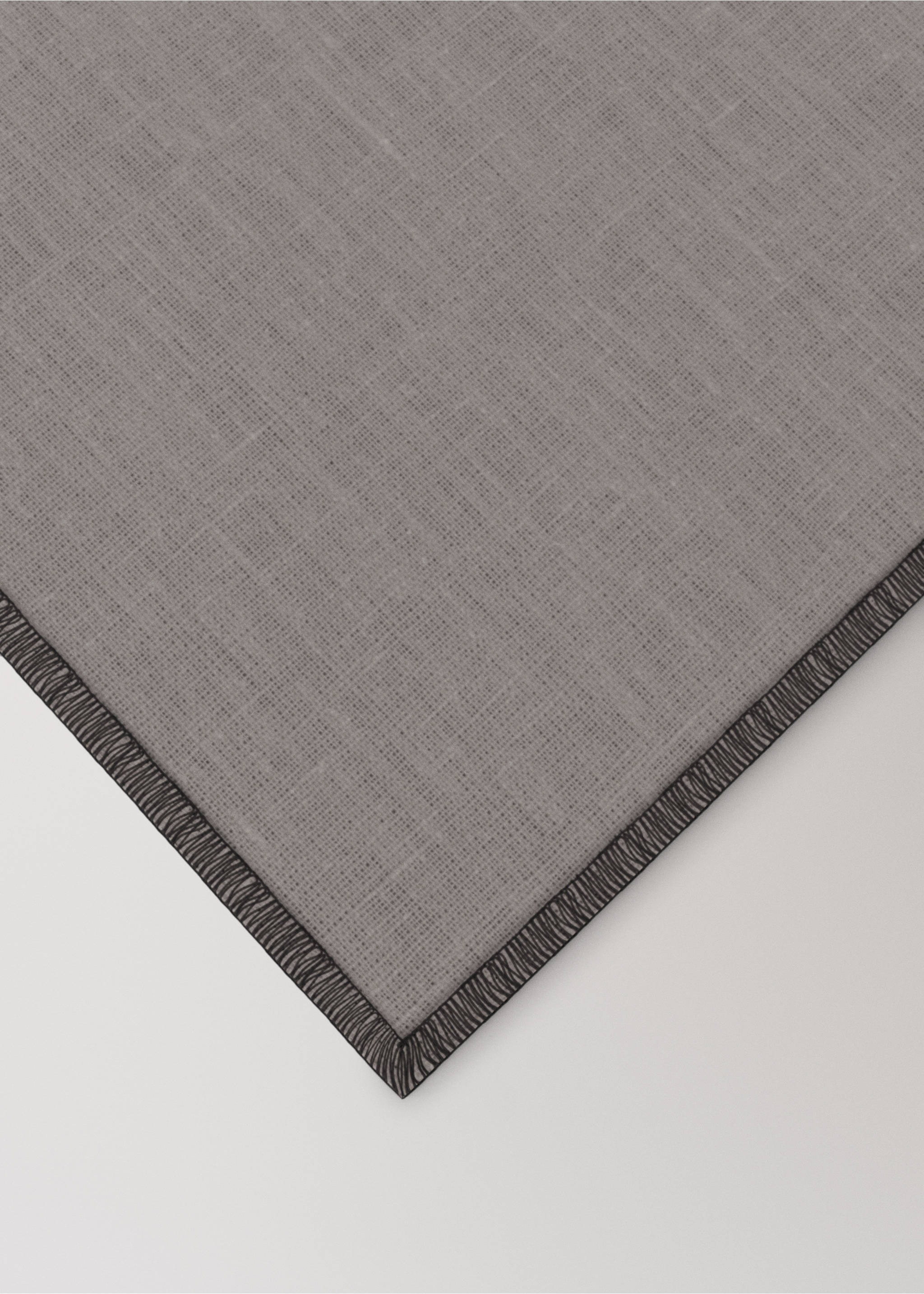 Einzelner Tischläufer aus 100% Leinen mit Kontrast-Overlock - Detail des Artikels 2, Hellbraun/Pastellbraun. Ref: 17024134-00.