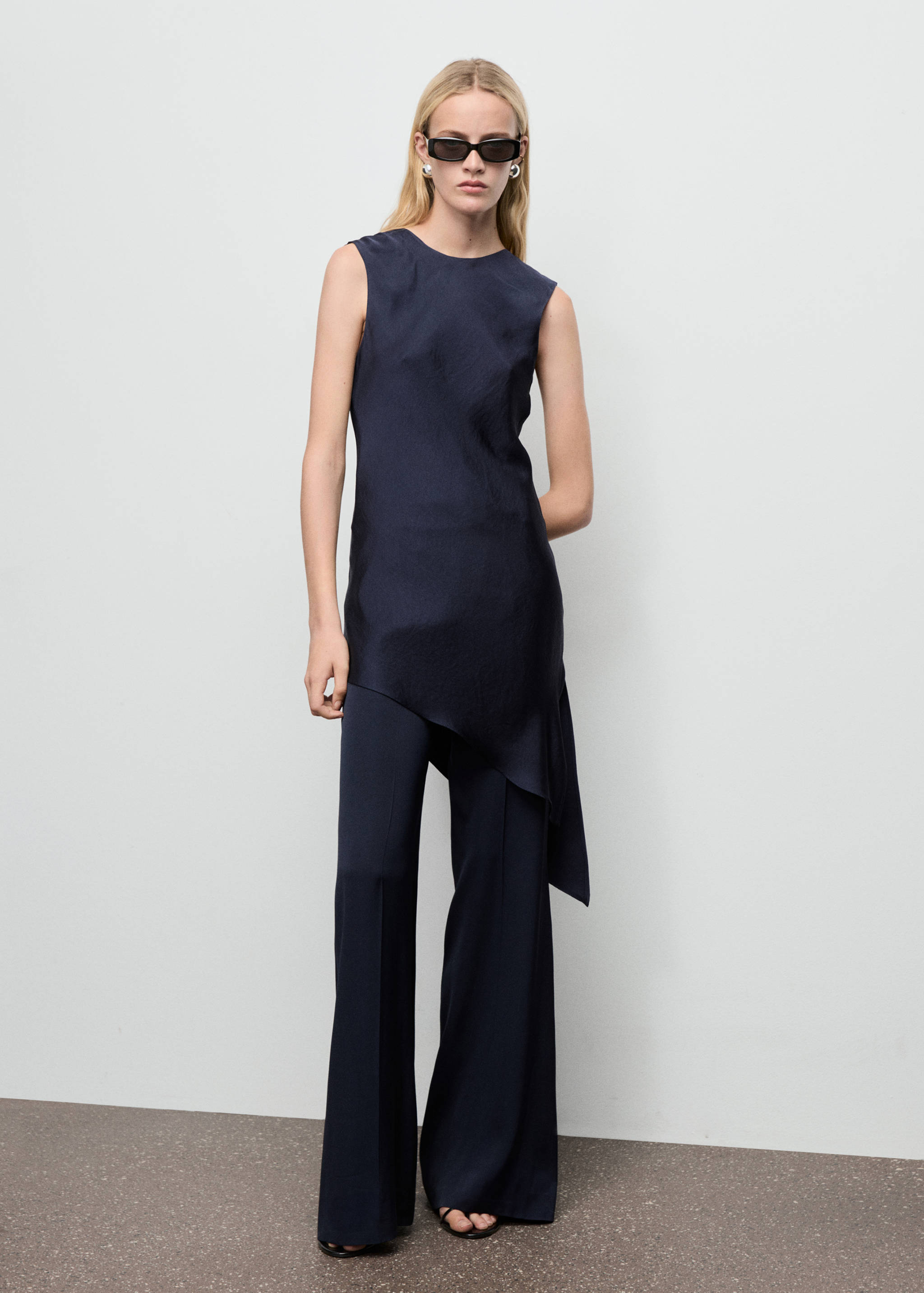 Asymmetrical satin top - General plane