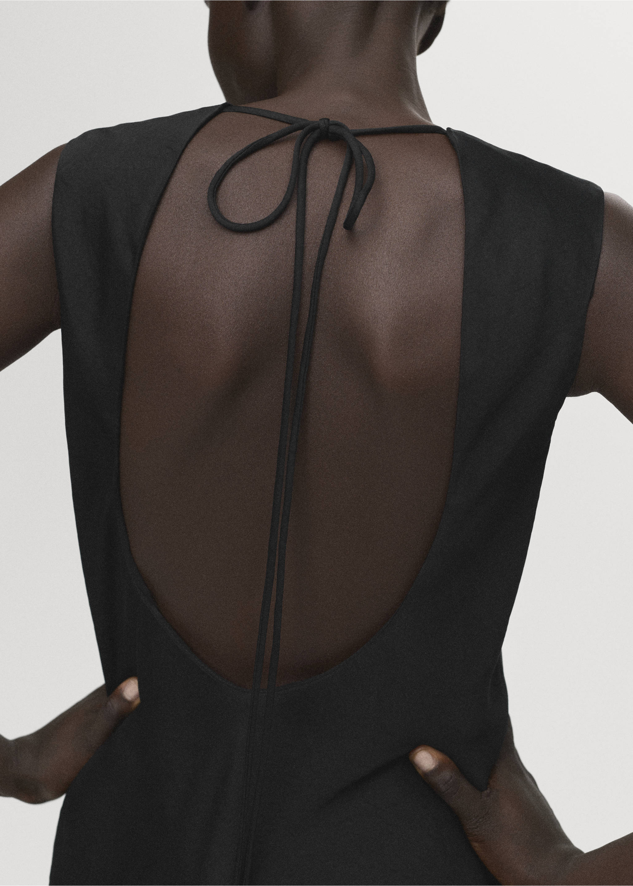 Asymmetrisches Satin-Top - Detail des Artikels 3, Schwarz. Ref: 17024148-00.