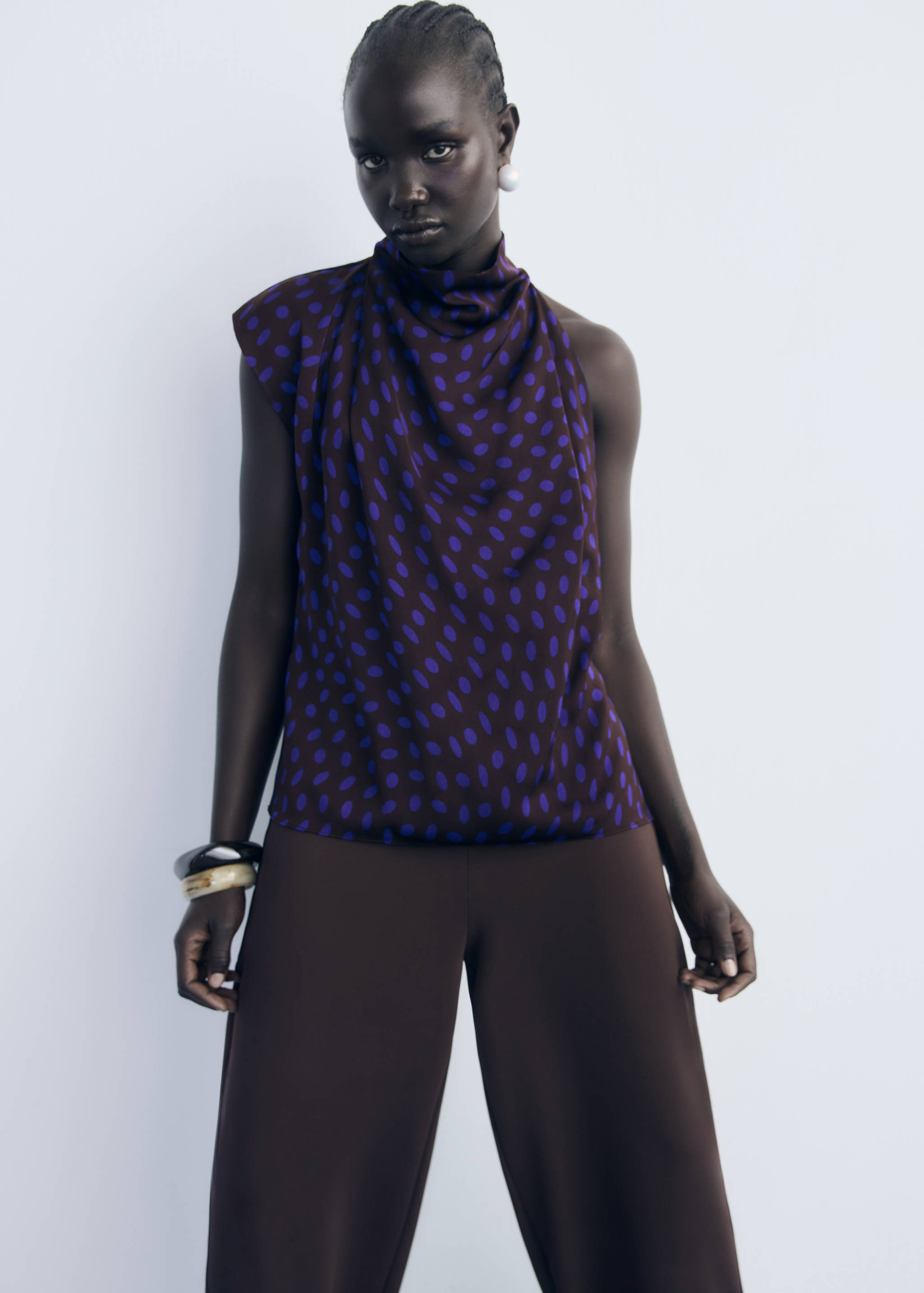 Gepunktete Bluse mit drapiertem Kragen - Detail des Artikels 3