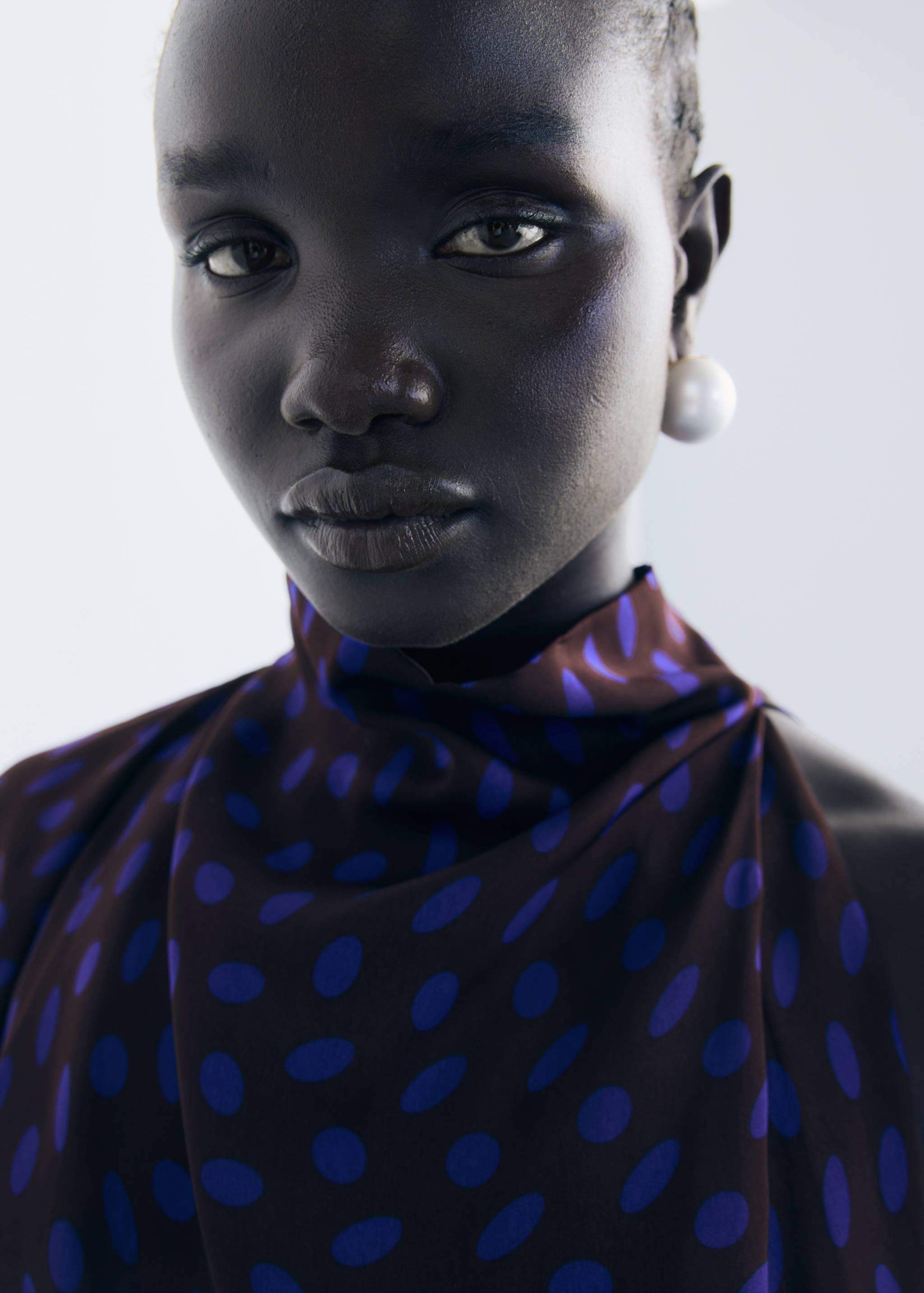 Gepunktete Bluse mit drapiertem Kragen - Detail des Artikels 2