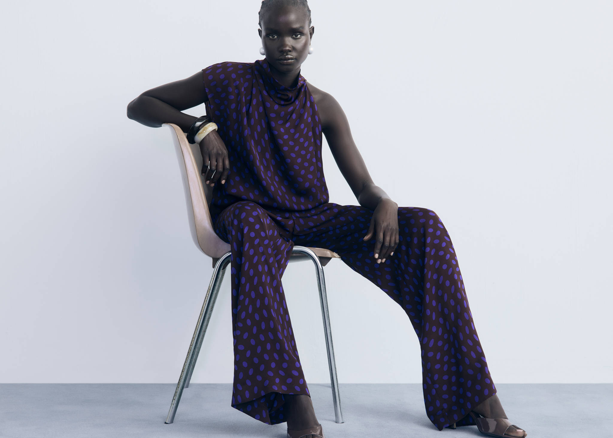 Polka-dot blouse with draped collar - Panoramic plane