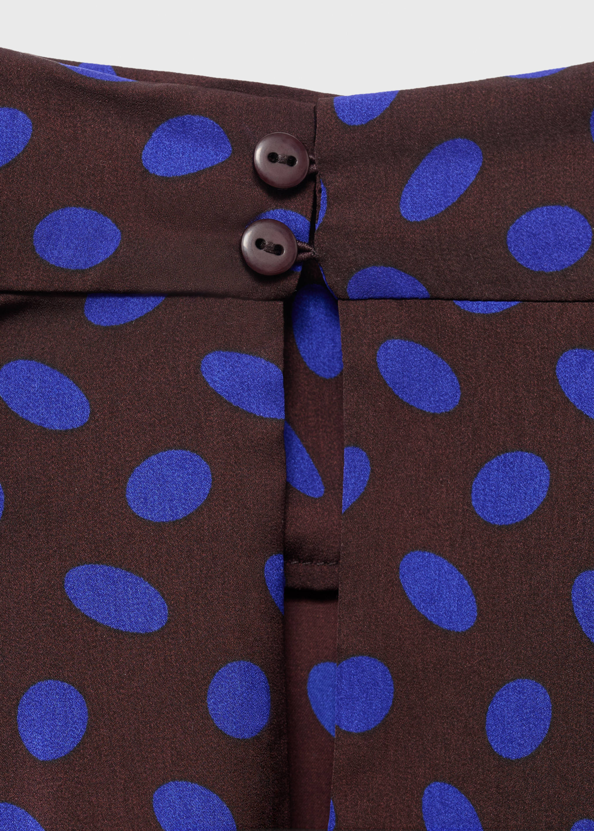 Gepunktete Bluse mit drapiertem Kragen - Detail des Artikels 8