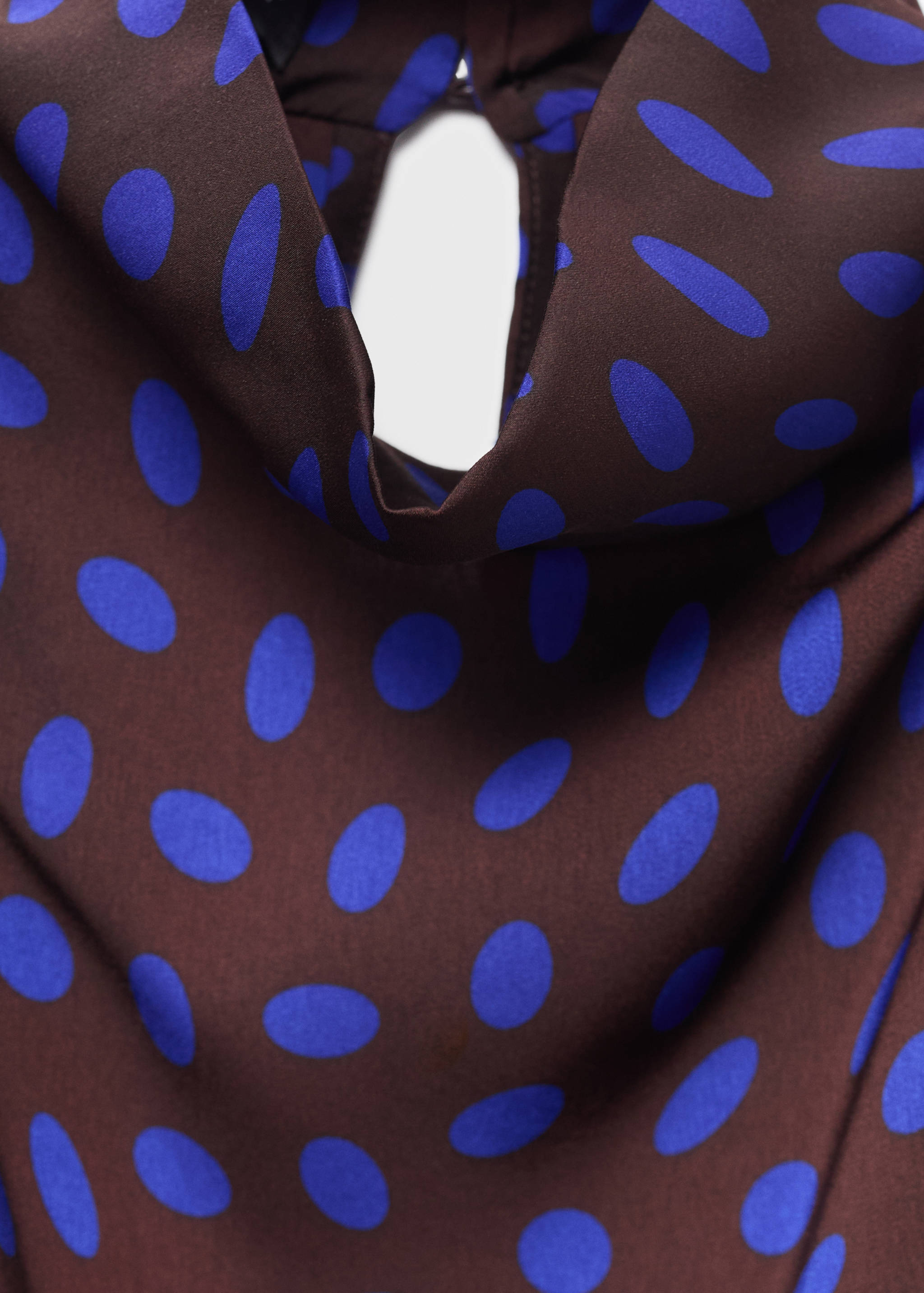 Gepunktete Bluse mit drapiertem Kragen - Detail des Artikels 0