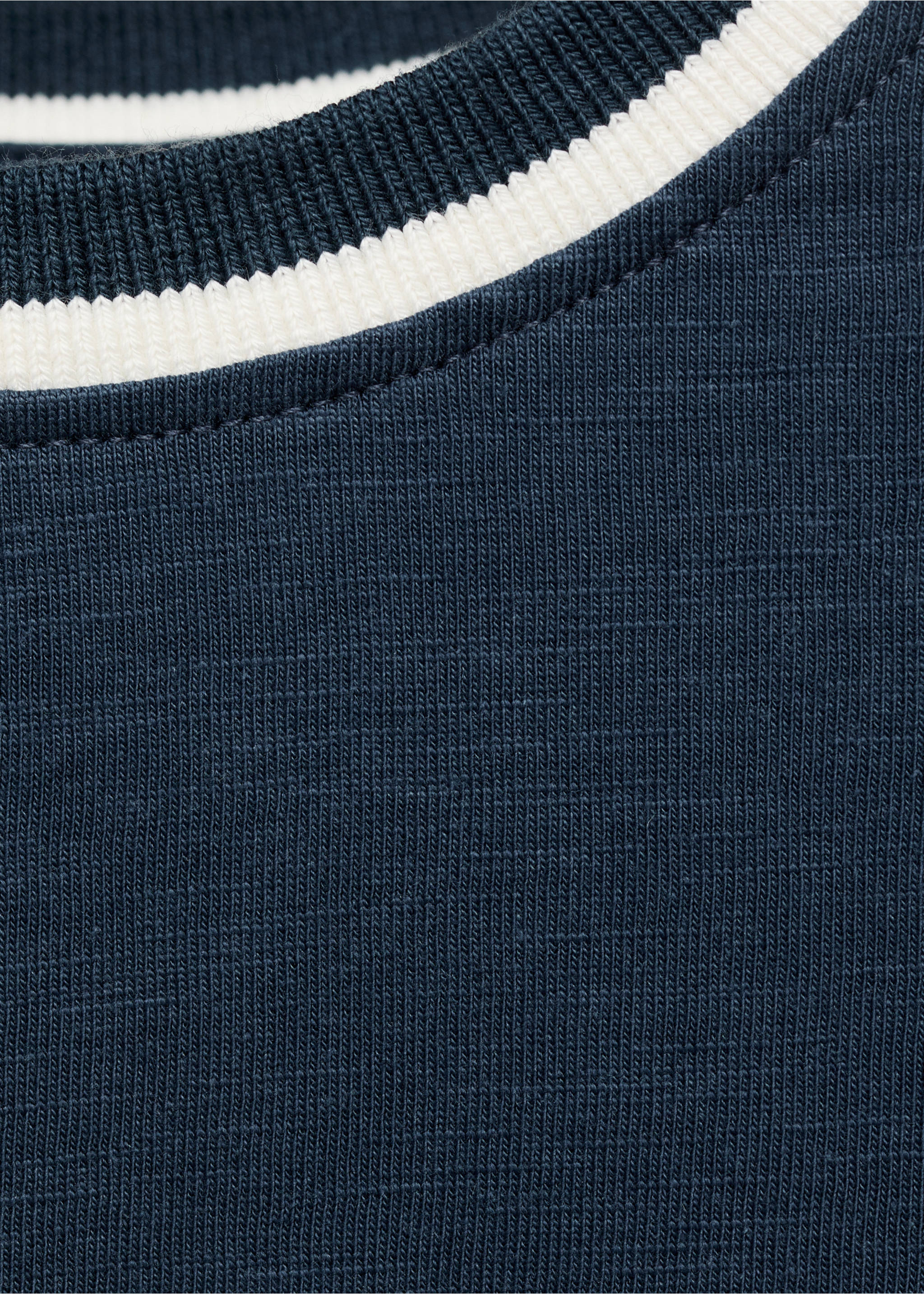 Contrast neck t-shirt - Details of the article 8, Navy. Ref: 17025159-00.