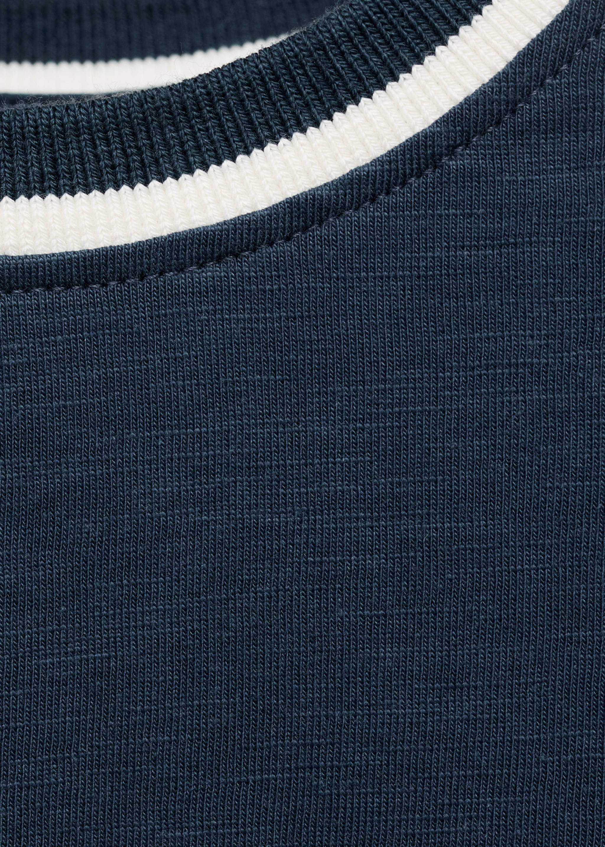 T-Shirt mit Kontrastkragen - Detail des Artikels 8