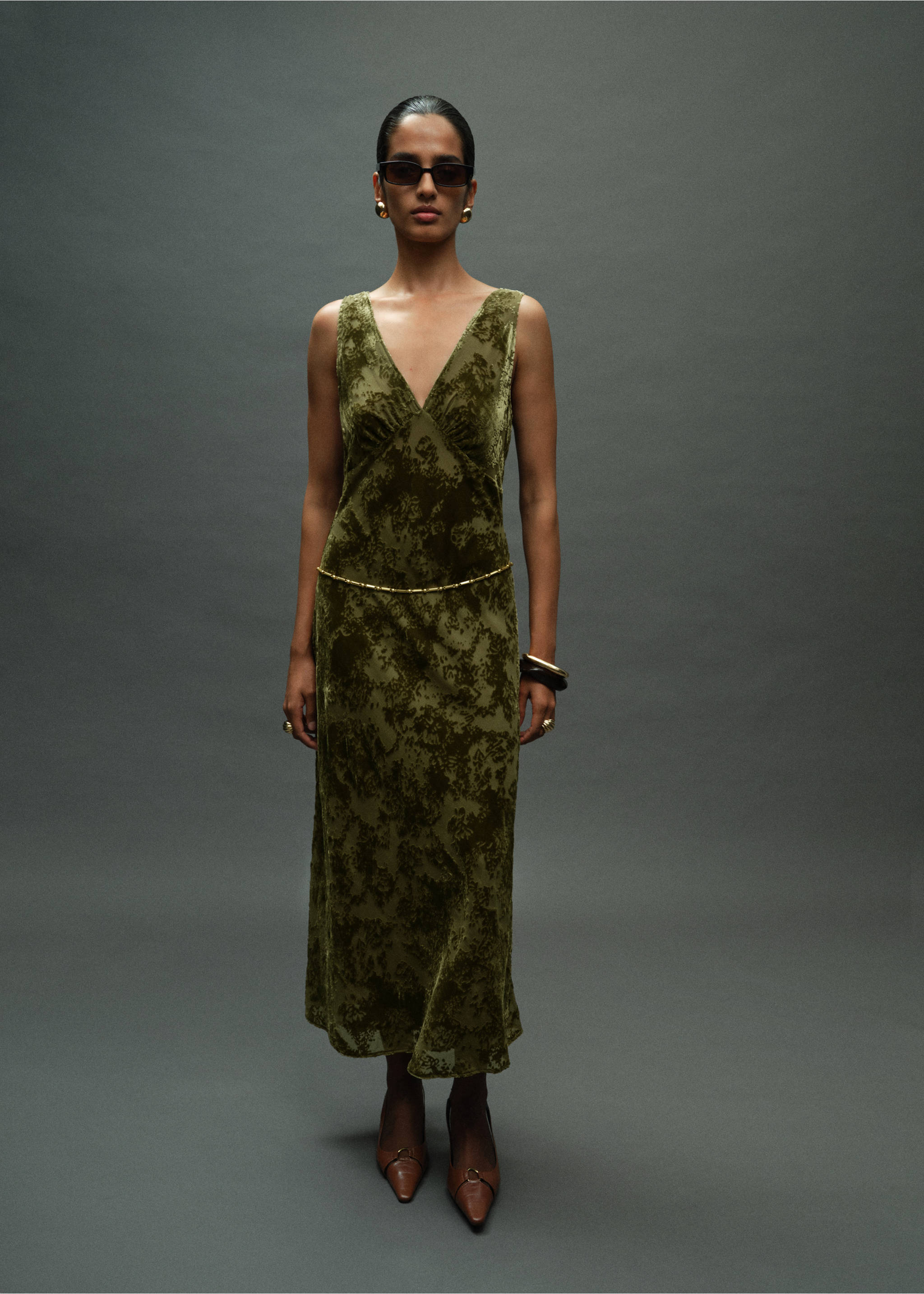 Olive green velvet V-neck midi dress with a floral pattern and slender gold-tone hip chain., Pastel Green. Ref: 17025816-00.