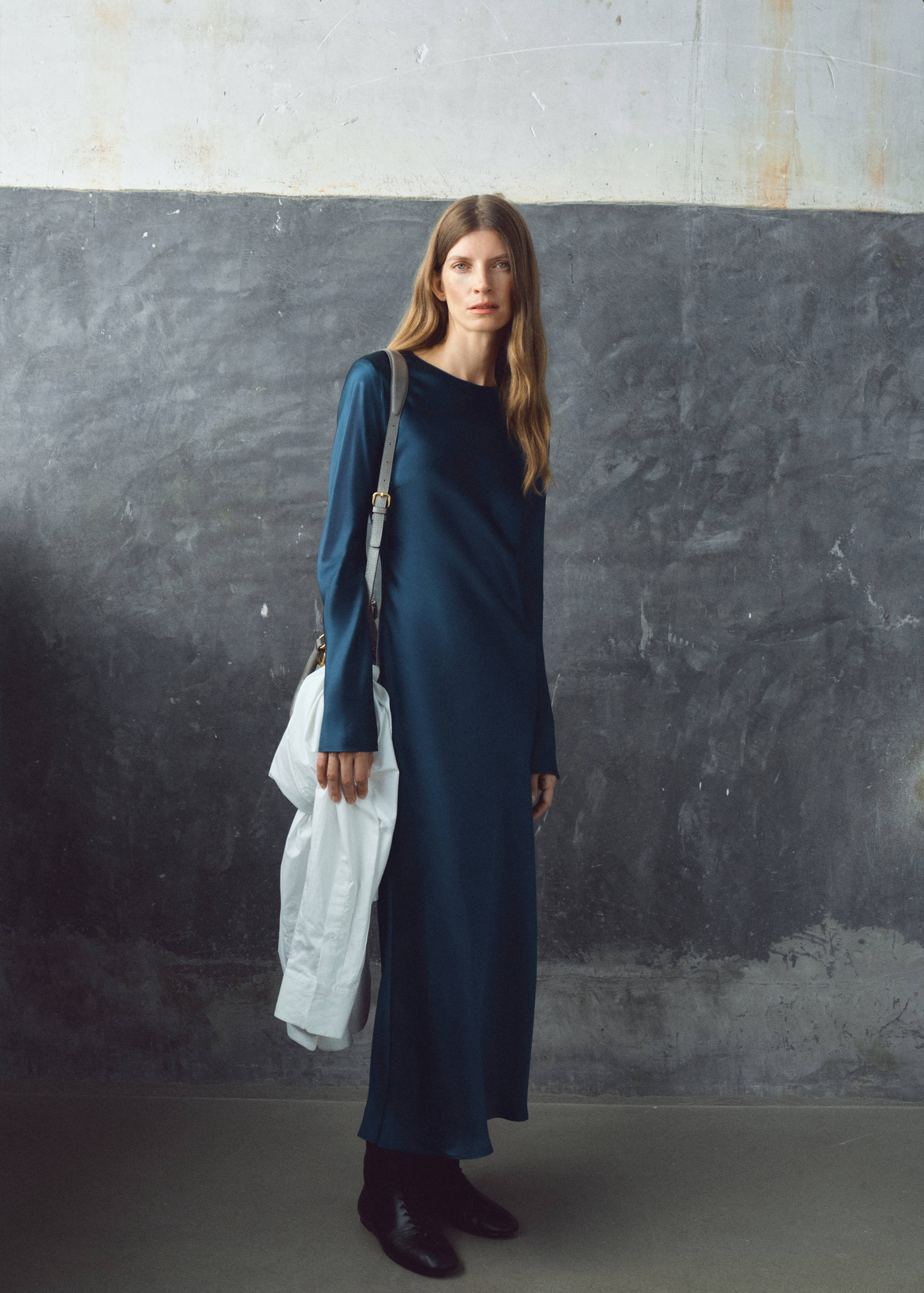 Long satin dress - General plane