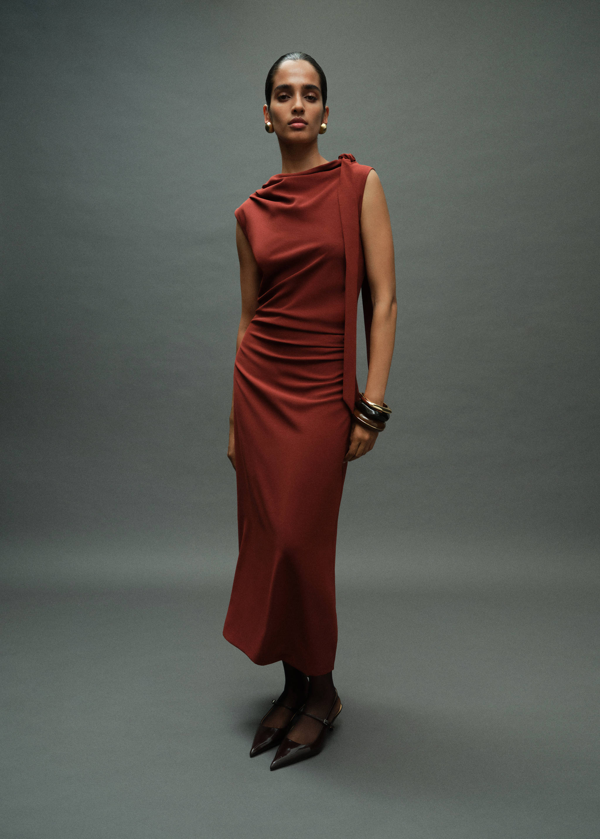 Gerafftes Kleid mit Knotendetail - Allgemeine Ansicht