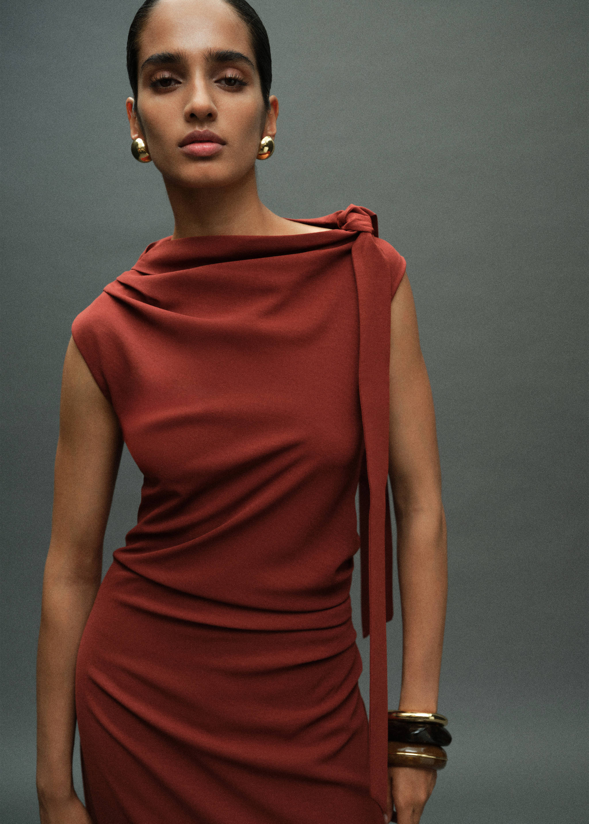 Gerafftes Kleid mit Knotendetail - Mittlere Ansicht