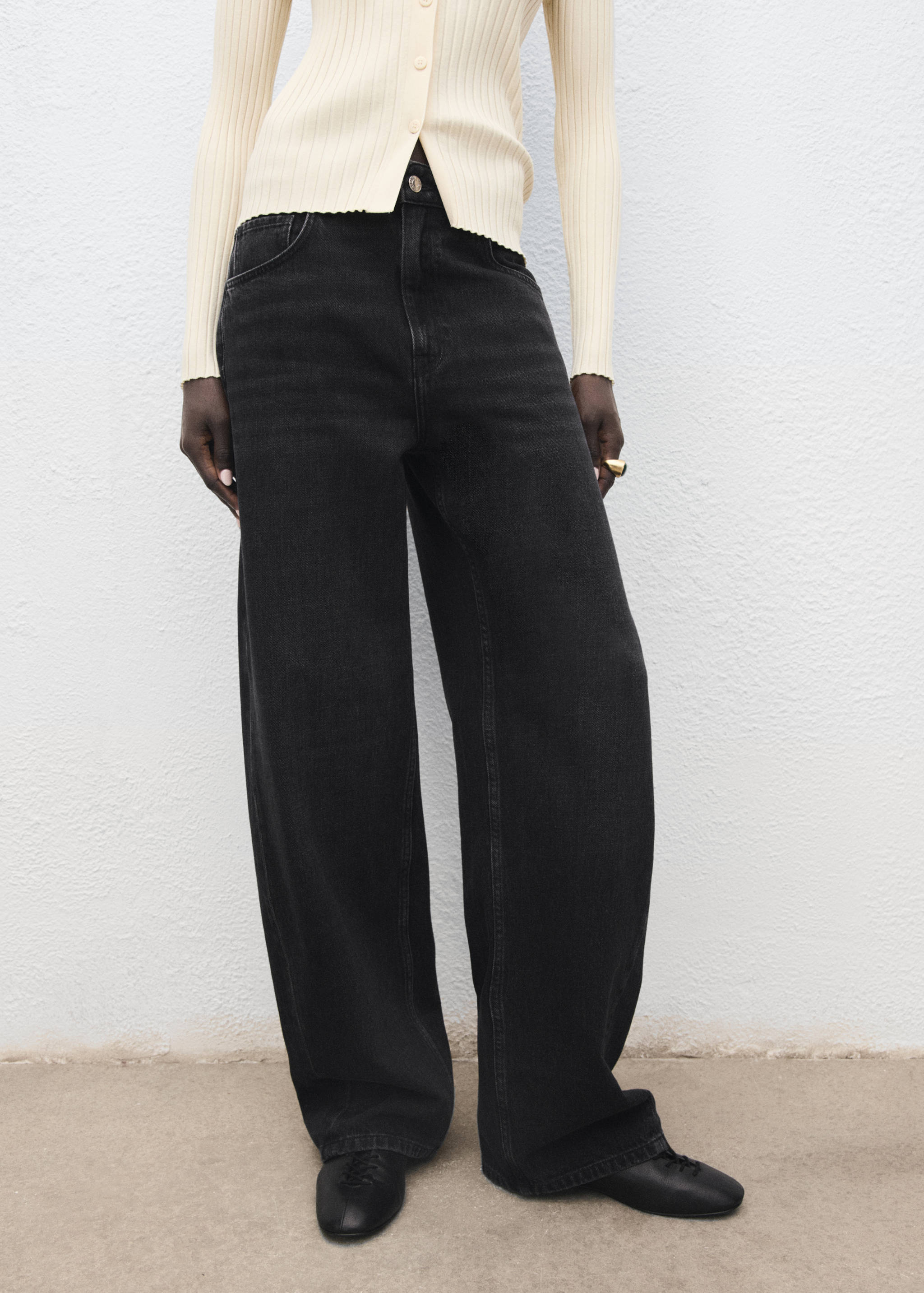 Jeans medelhög midja och barrel fit - Bild av mittparti