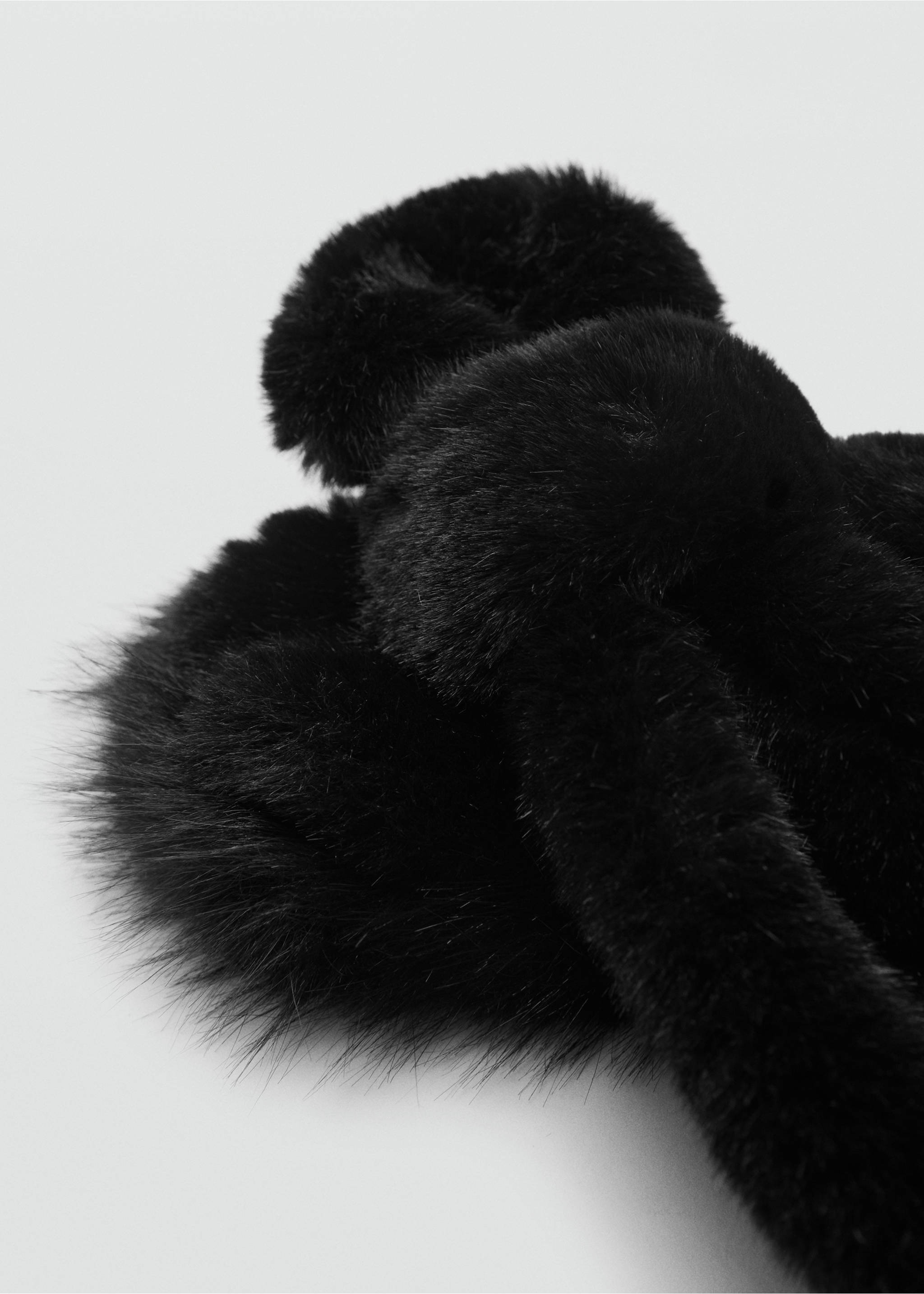 Fur-effect scarf - Medium plane, Black. Ref: 17025997-00.