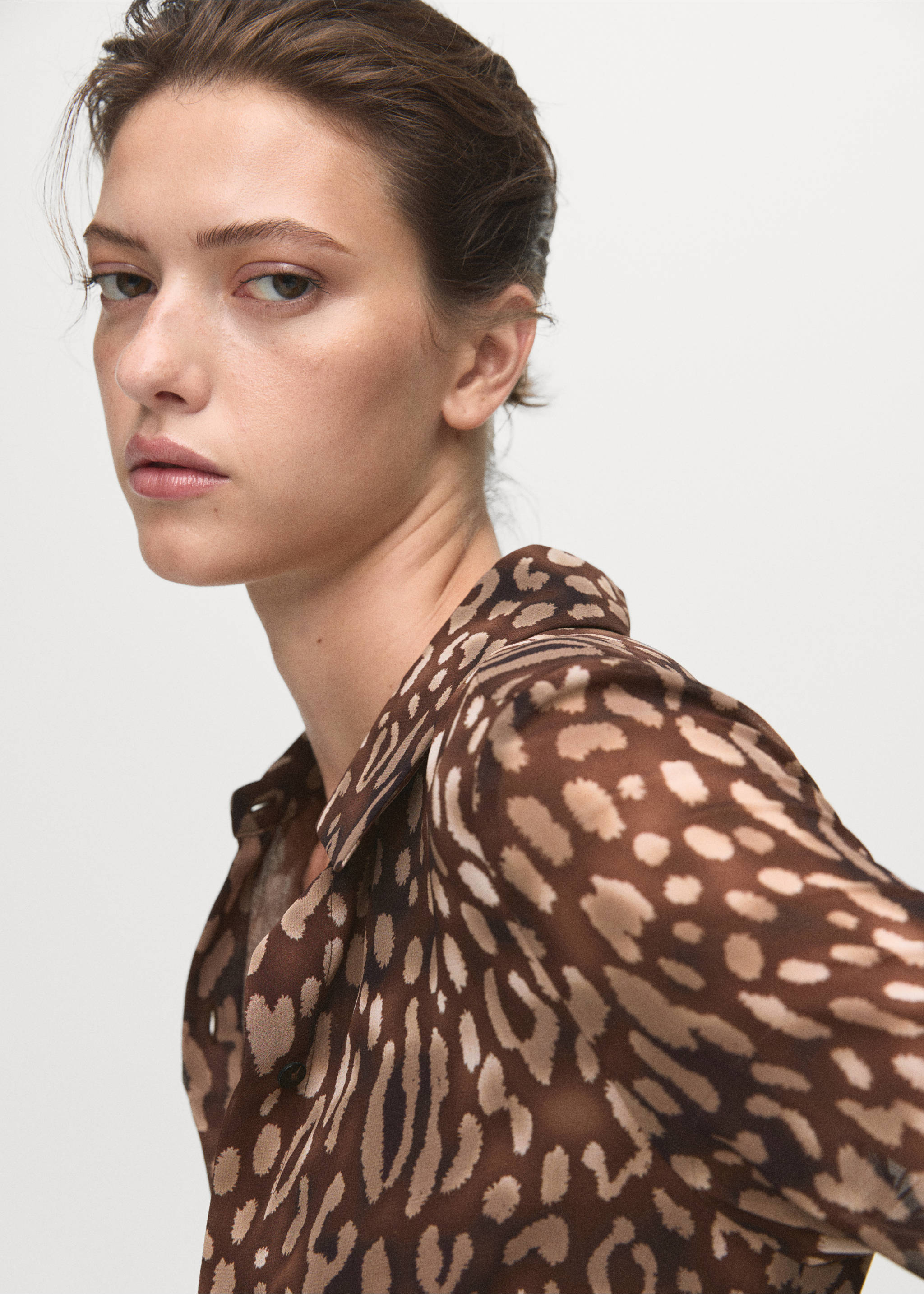 Brown leopard-print dress detail, featuring a collar and face of the model., Brown. Ref: 17026006-00.