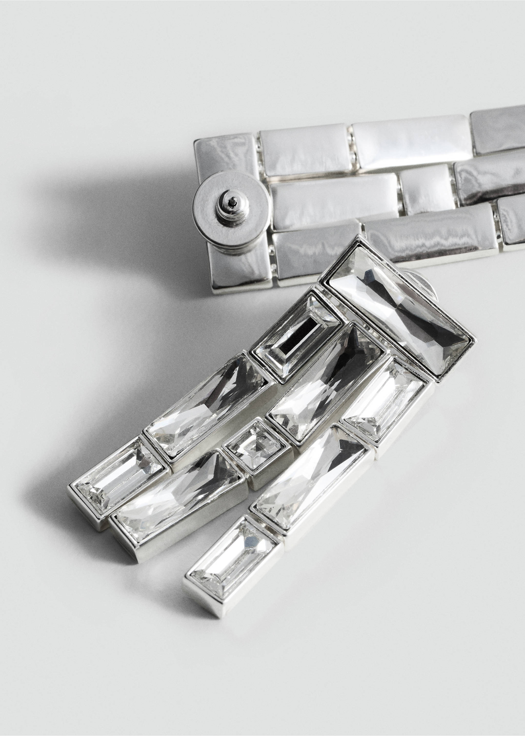 Boucles d'oreilles pendantes brides cristaux - Plan moyen, Argent. Ref: 17026360-00.