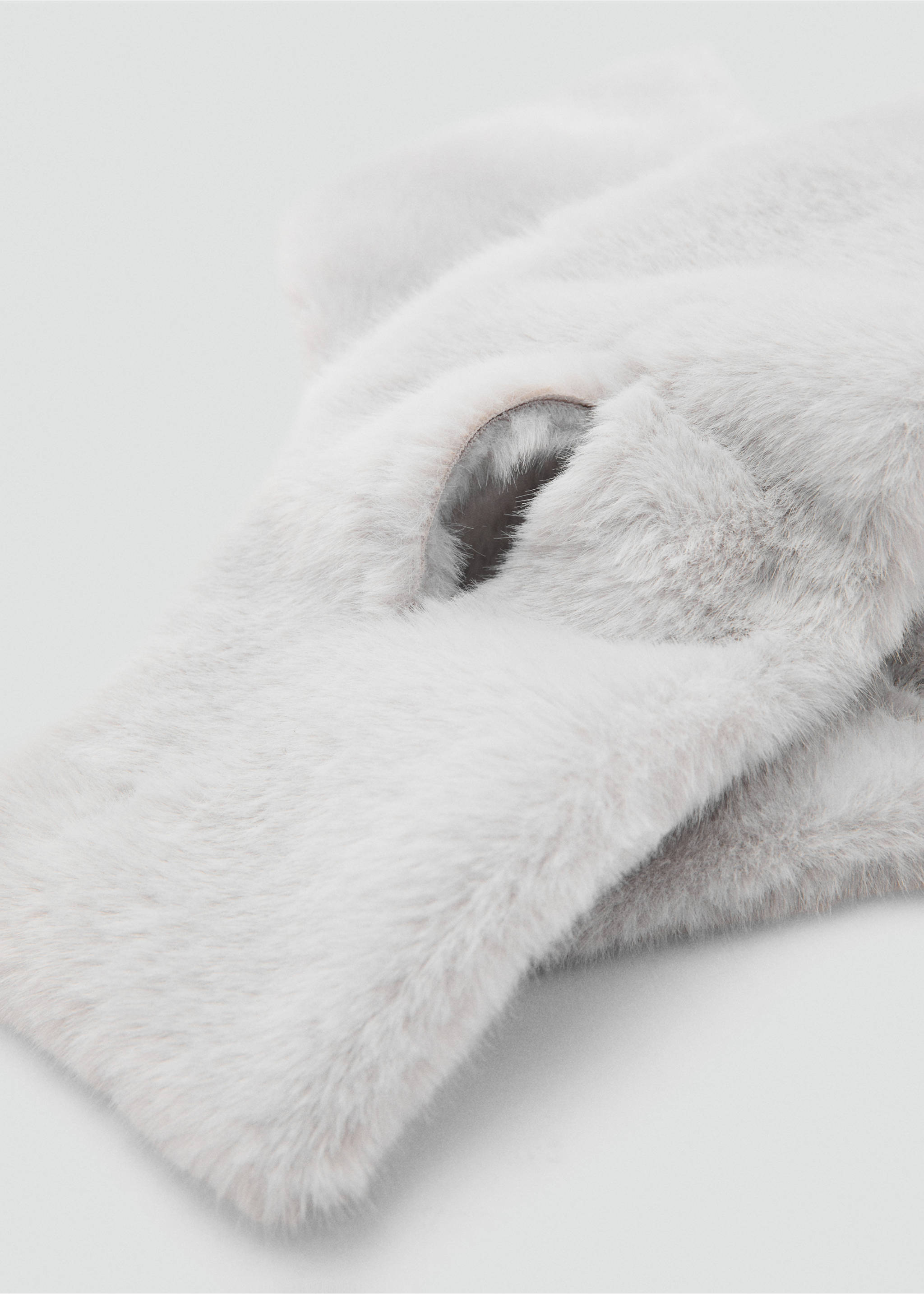 Fur-effect scarf - Medium plane, Grey. Ref: 17026734-00.
