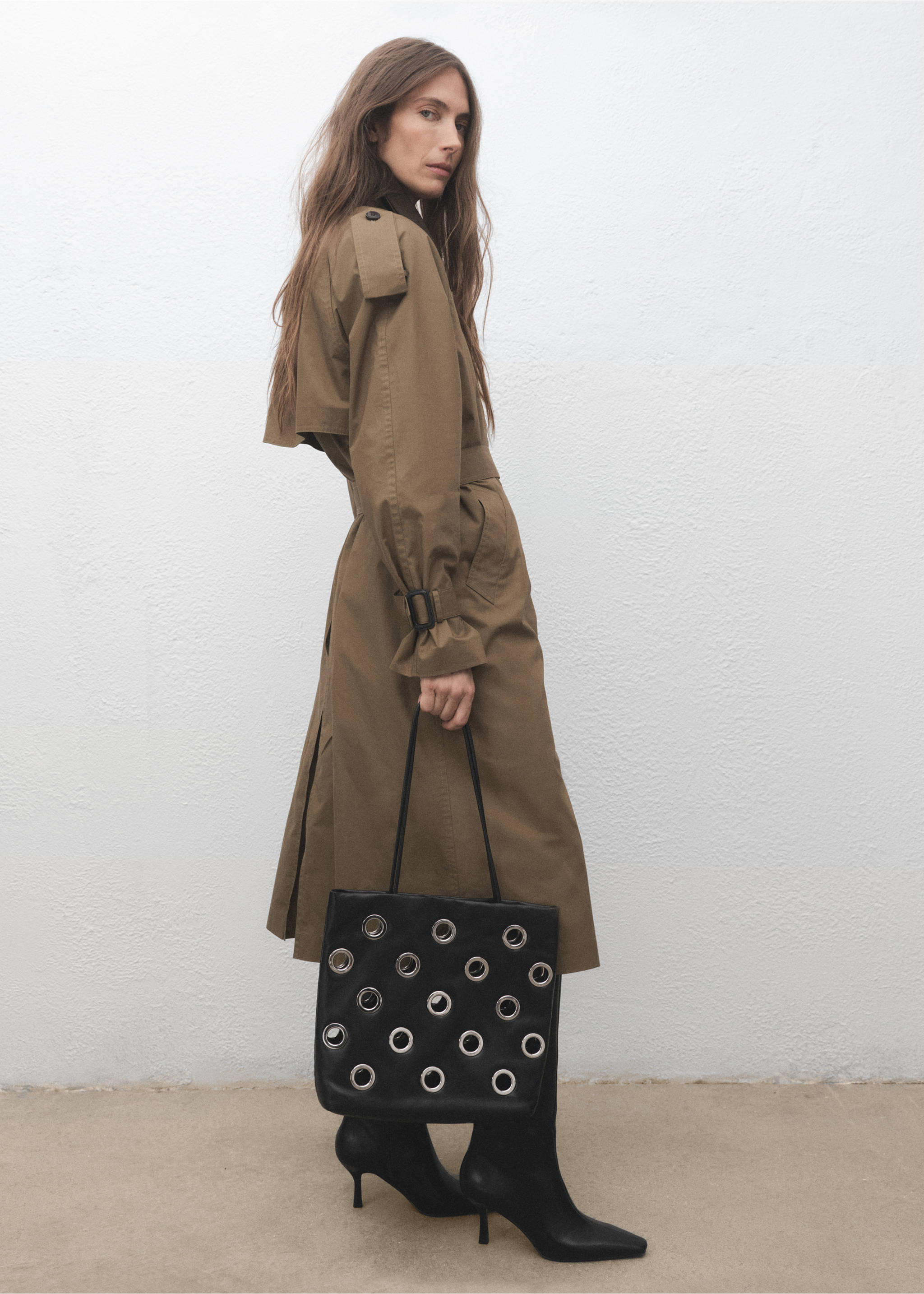 Crossbody bag with eyelets - Details of the article 9, Black. Ref: 17026741-00.