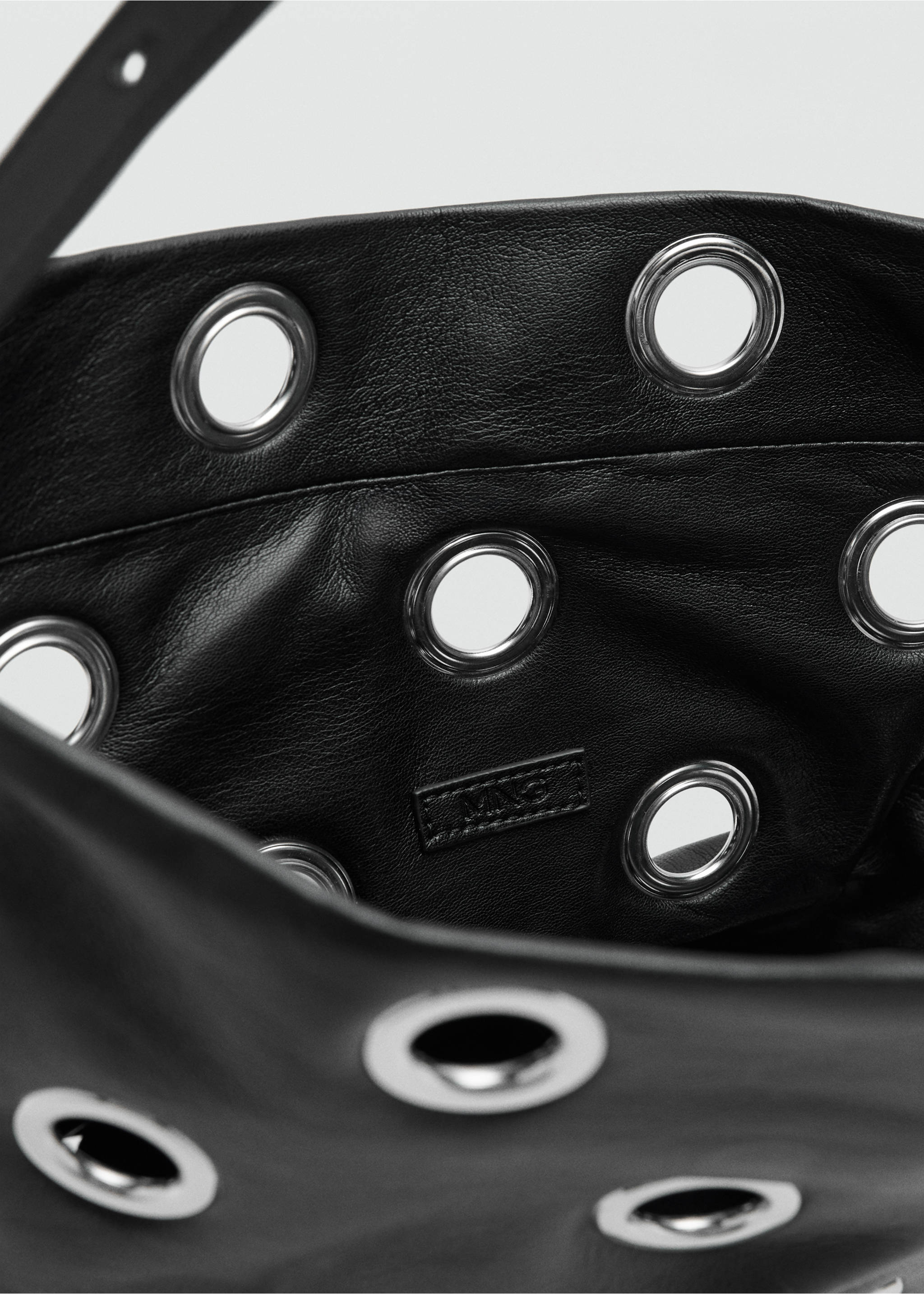 Crossbody bag with eyelets - Details of the article 2, Black. Ref: 17026741-00.