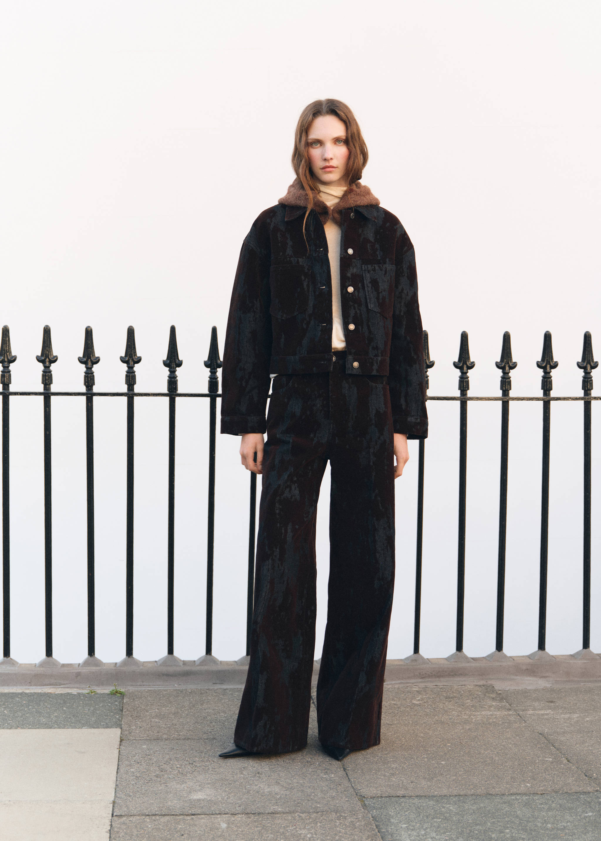 Wide-Leg-Jeans mit Devoré - Allgemeine Ansicht