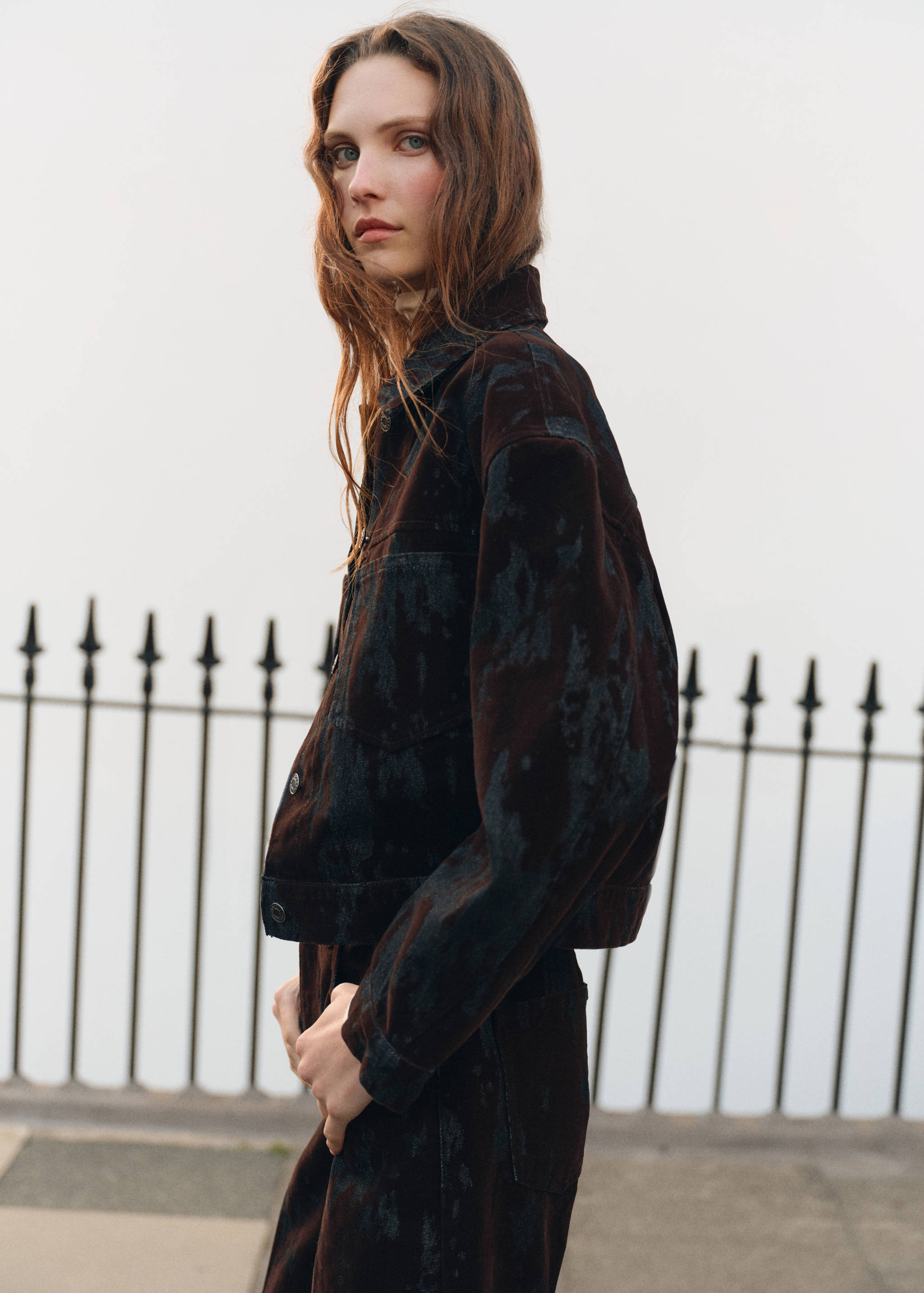 Wide-Leg-Jeans mit Devoré - Mittlere Ansicht