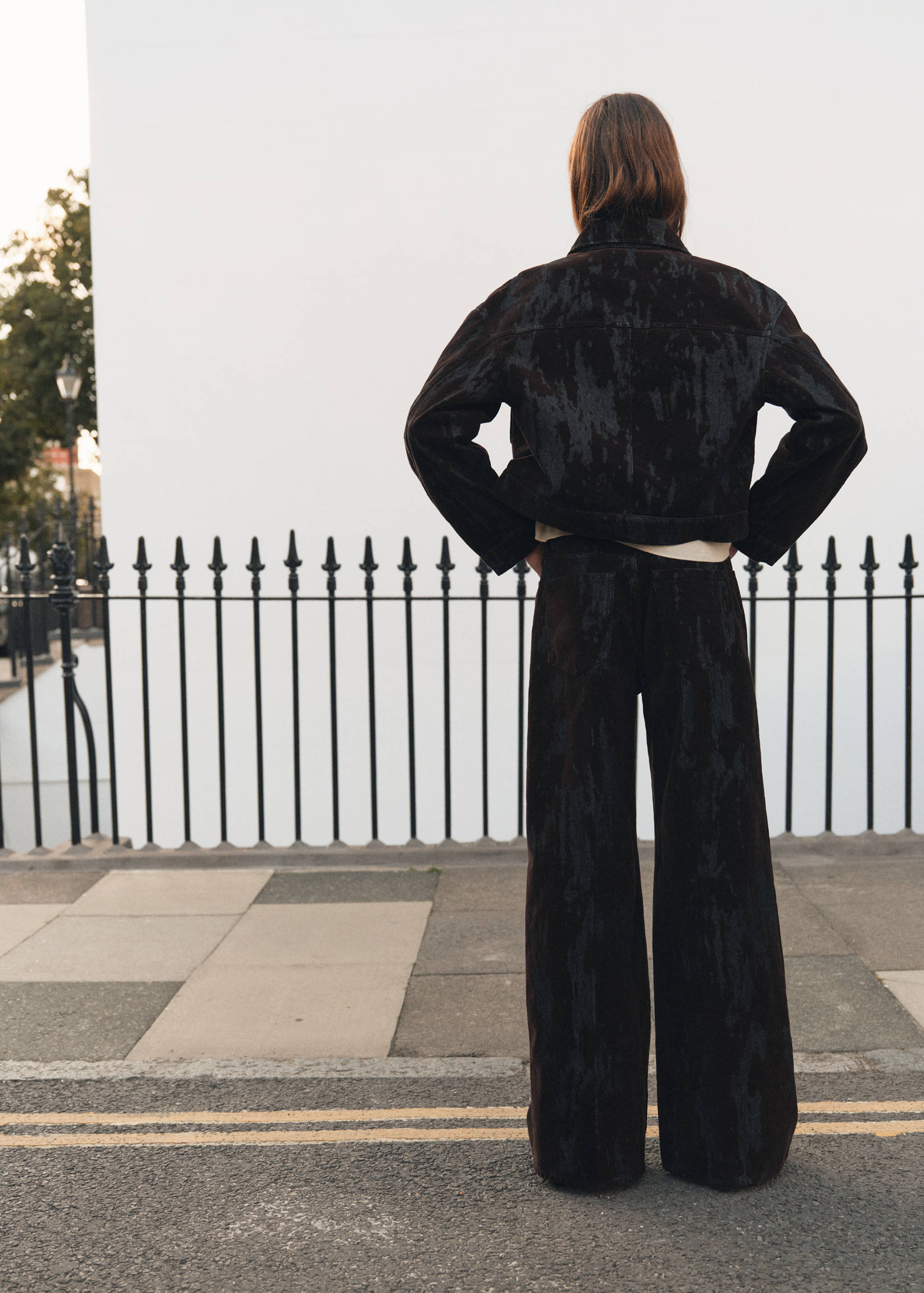 Wide-Leg-Jeans mit Devoré - Rückseite des Artikels