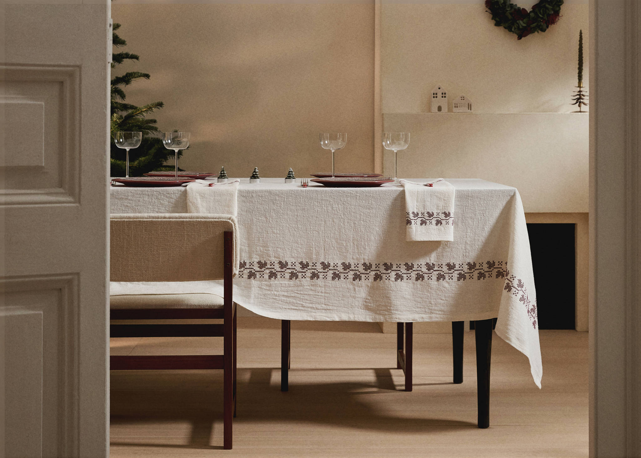Ramie cotton tablecloth with embroidered details for 6 to 8 diners - Panoramic plane