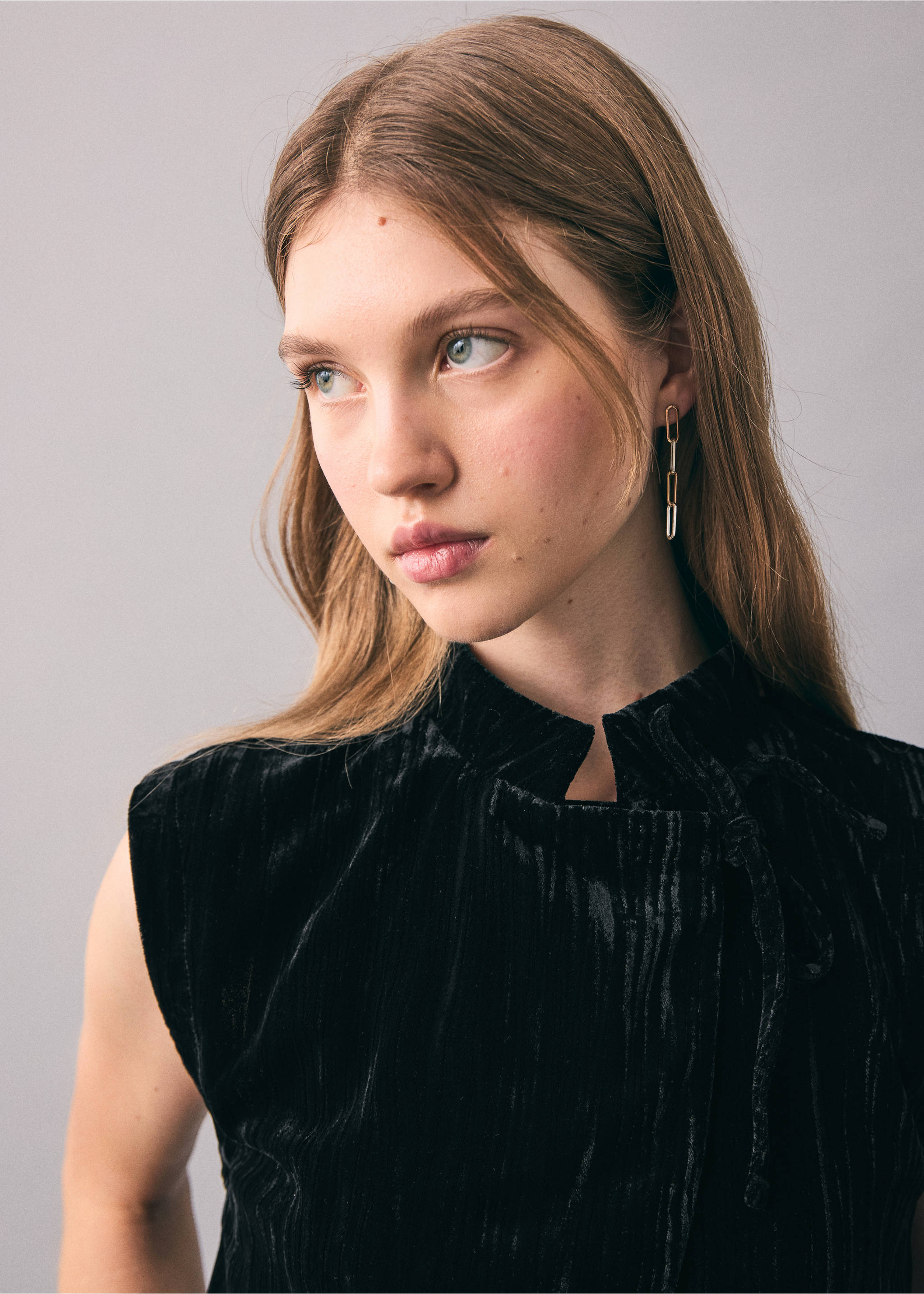 Velvet gilet - Details of the article 1, Black. Ref: 17027786-00.