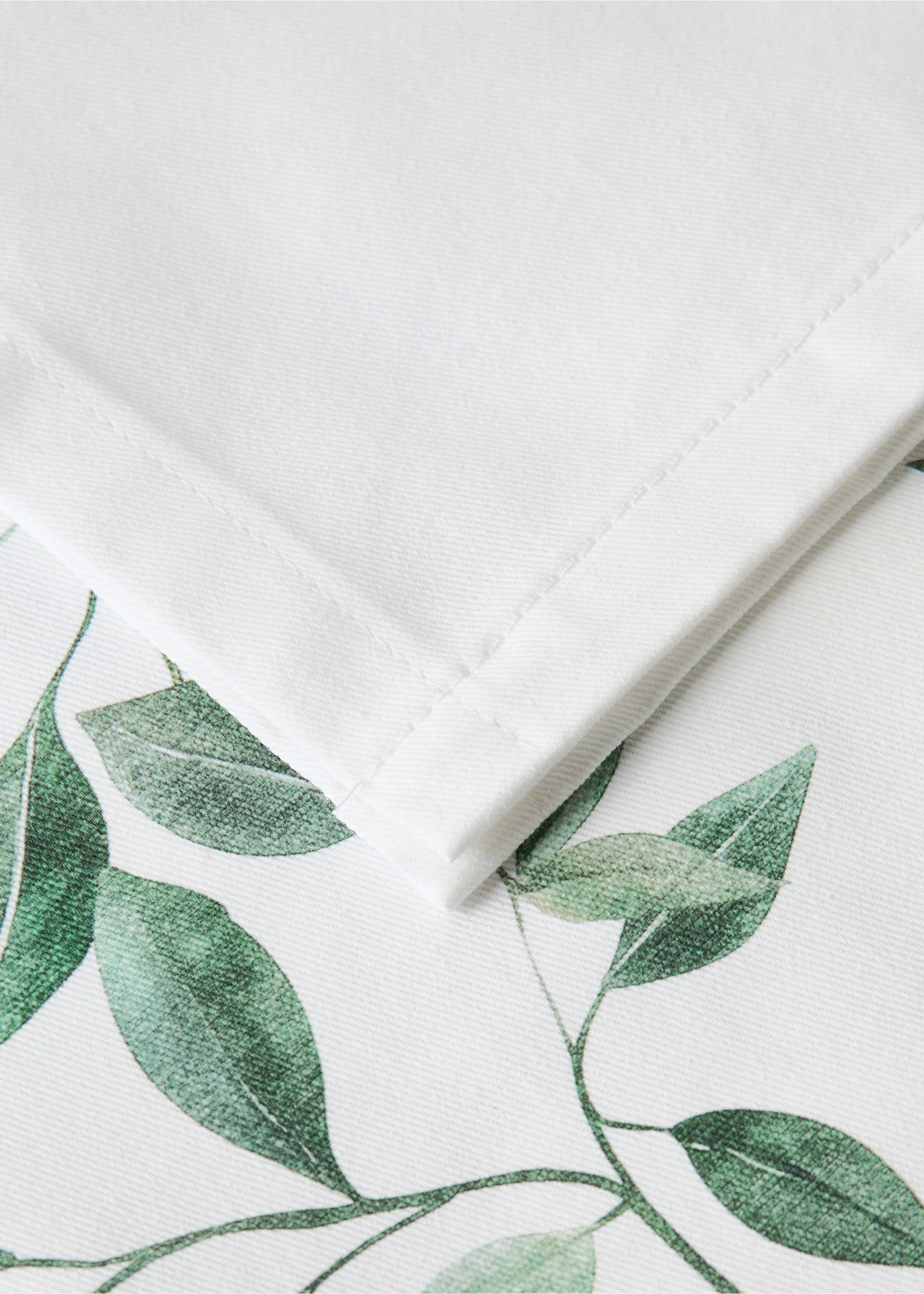 White tablecloth with a green leaf print and stitched hem., Ecru. Ref: 17027795-00.