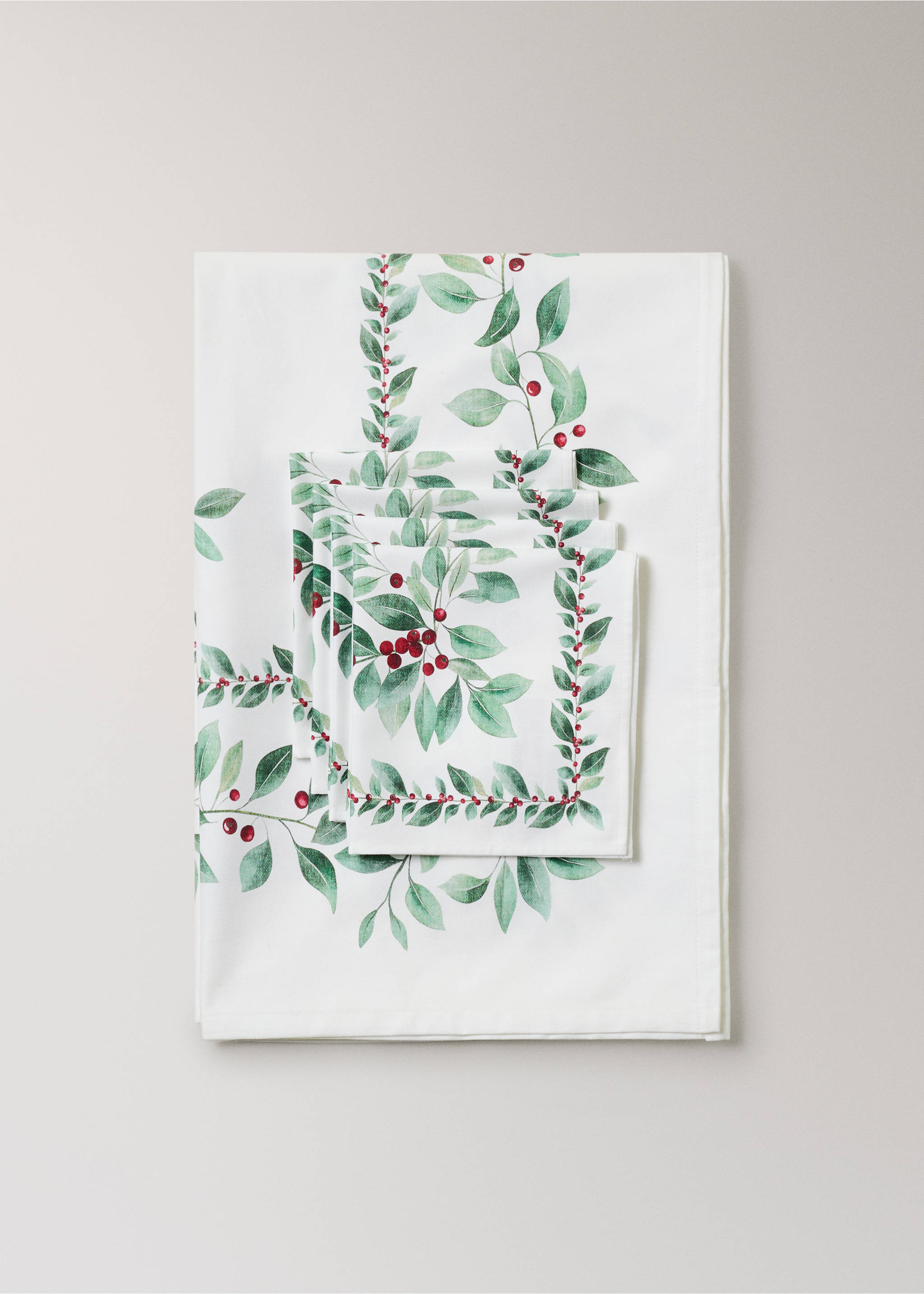 White tablecloth and napkins with a botanical leaf and red berry print., Ecru. Ref: 17027795-00.