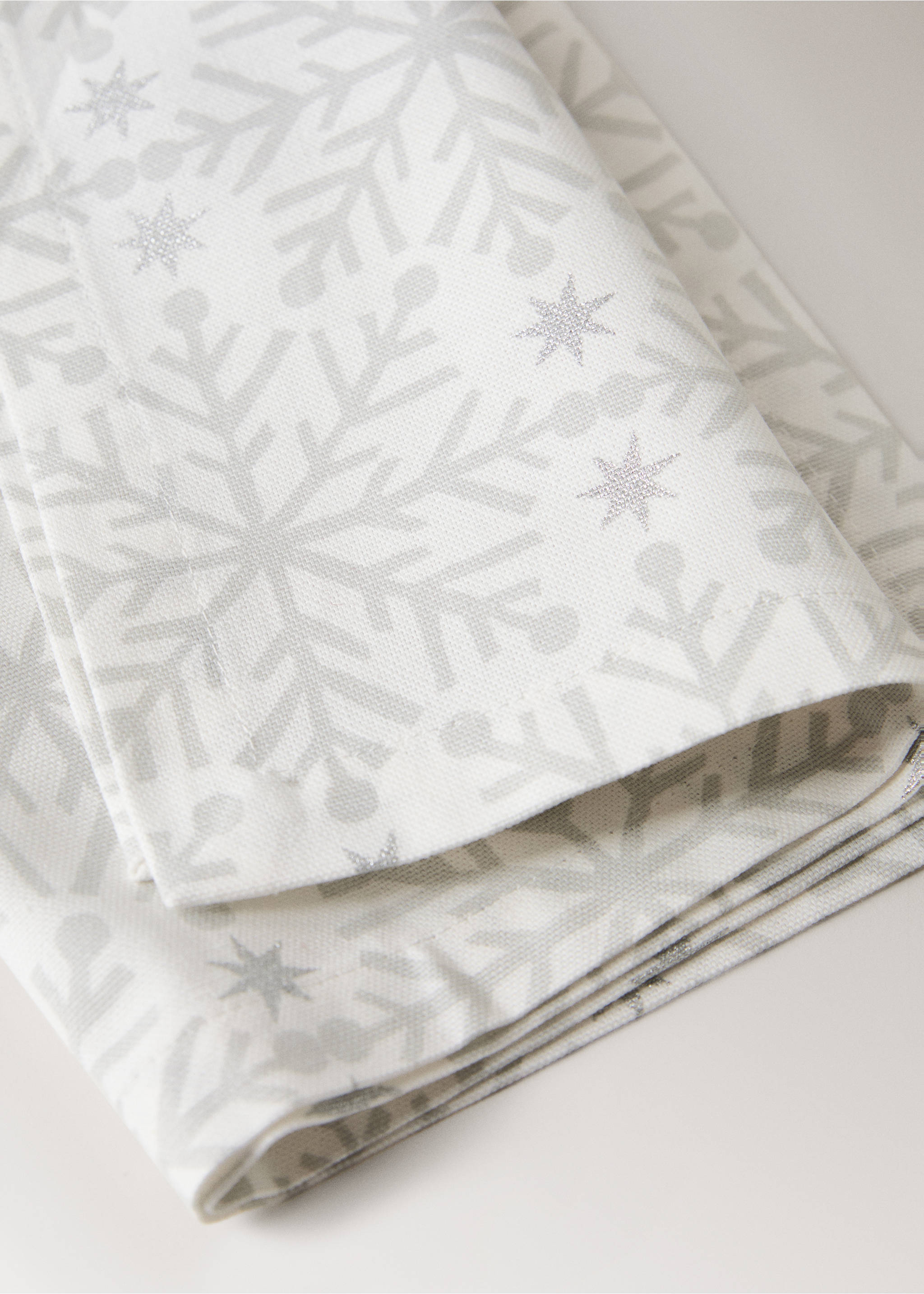 Napkins with Christmas snowflake printed motif - Details of the article 2, Silver. Ref: 17027798-00.