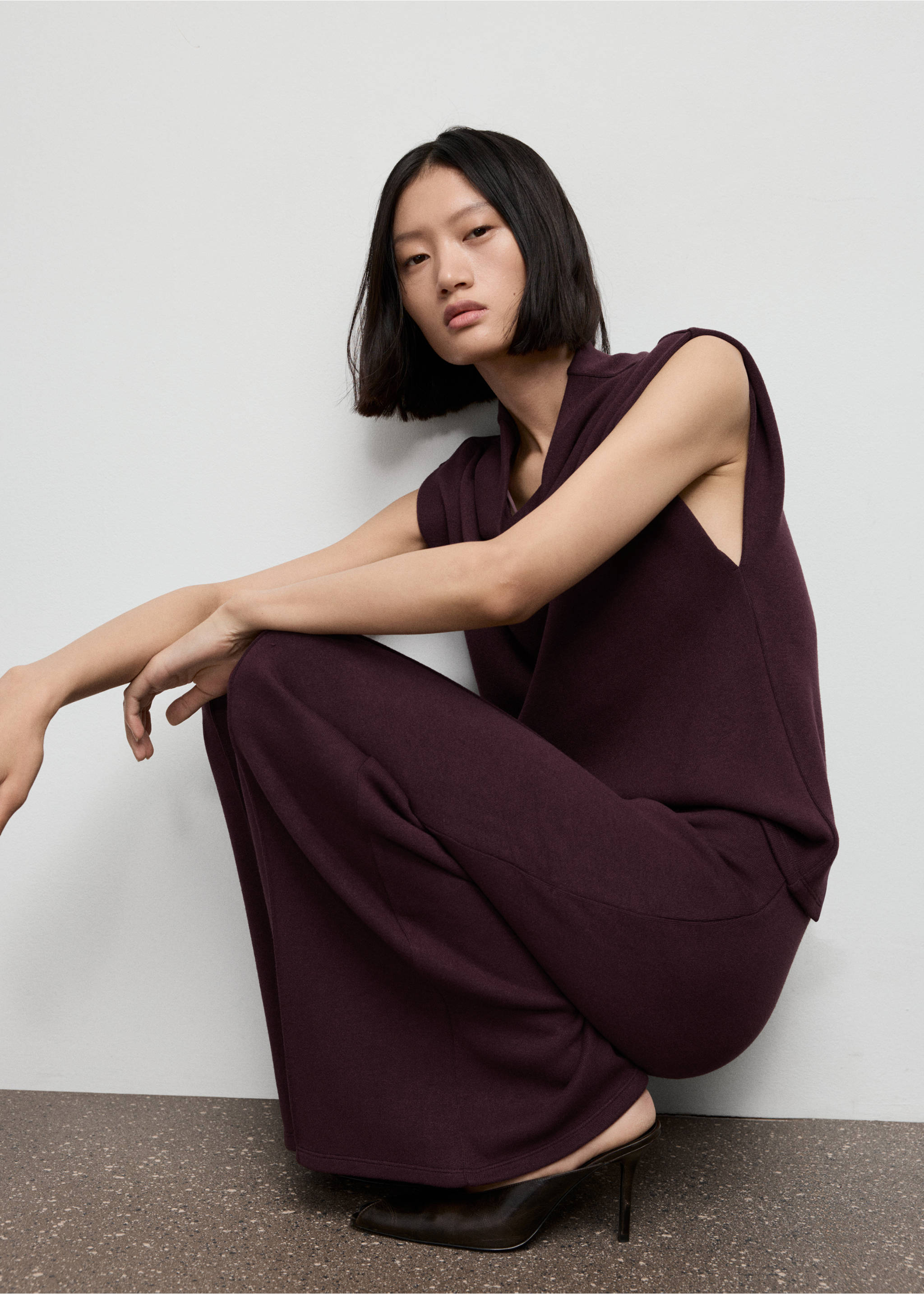 Seam-detail straight-fit trousers - Details of the article 1, Burgundy. Ref: 17027803-00.