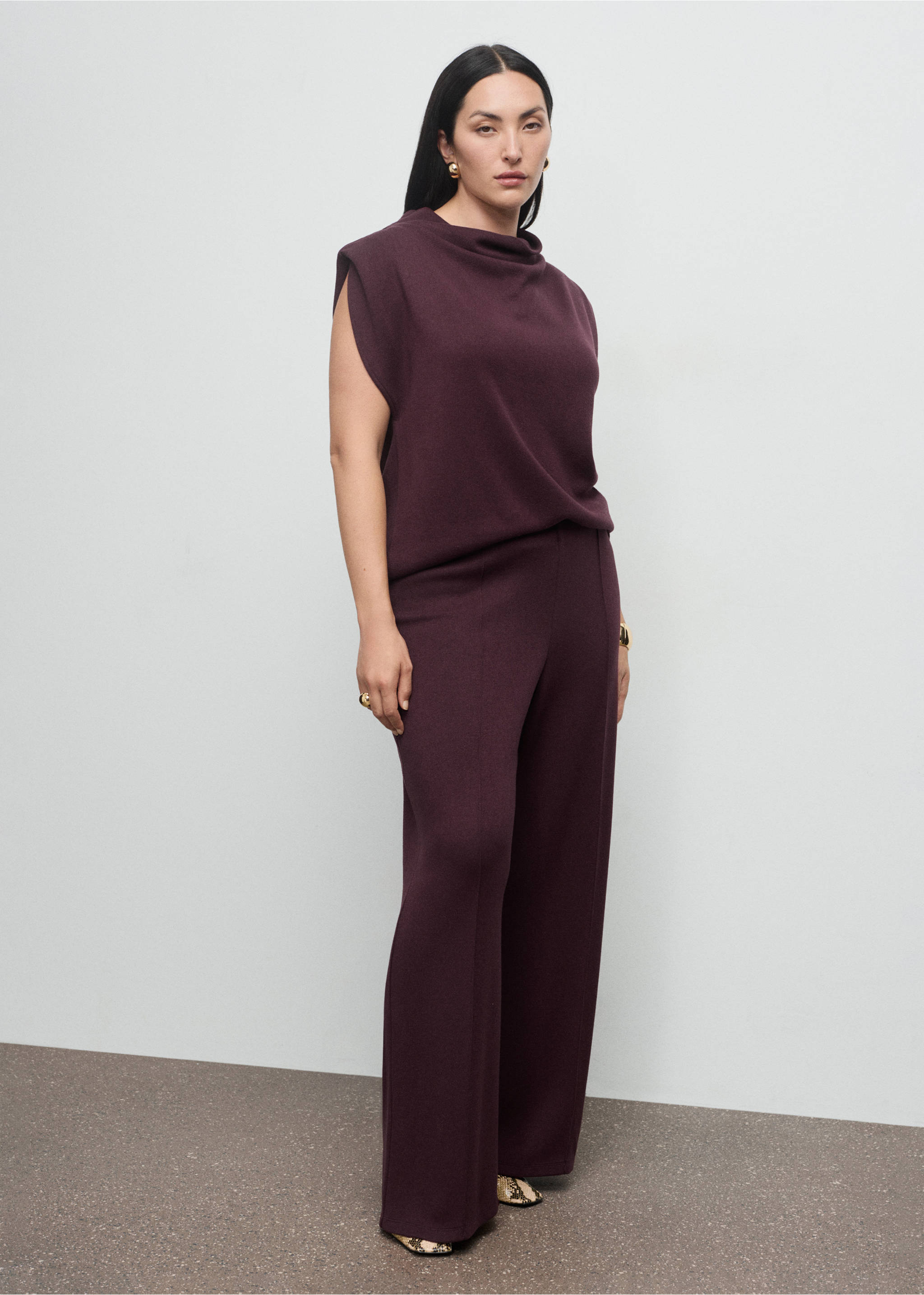 Seam-detail straight-fit trousers - Details of the article 3, Burgundy. Ref: 17027803-00.