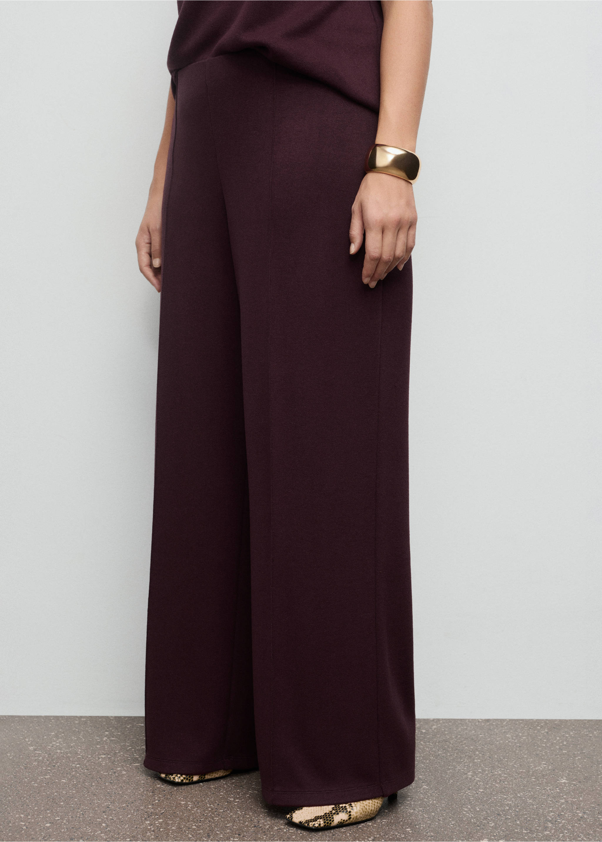Seam-detail straight-fit trousers - Details of the article 4, Burgundy. Ref: 17027803-00.
