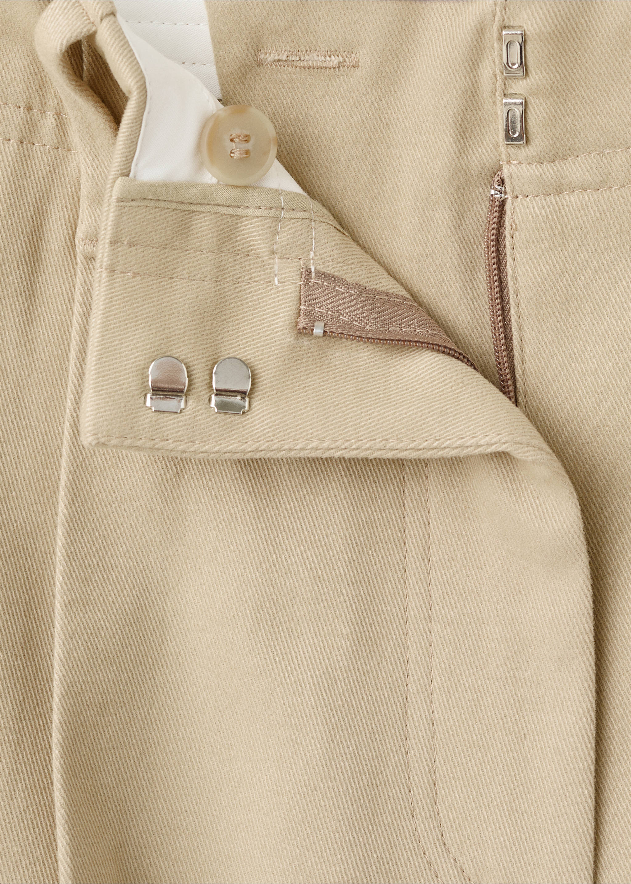 Gerade geschnittener Denim-Hose mit Abnähern - Detail des Artikels 8, Beige. Ref: 17027912-00.