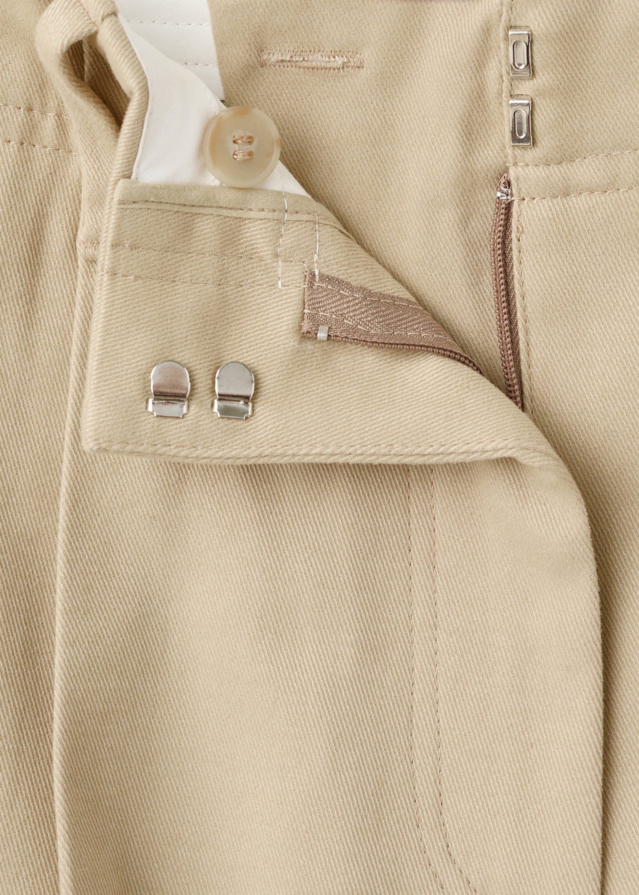 Gerade geschnittener Denim-Hose mit Abnähern - Detail des Artikels 8