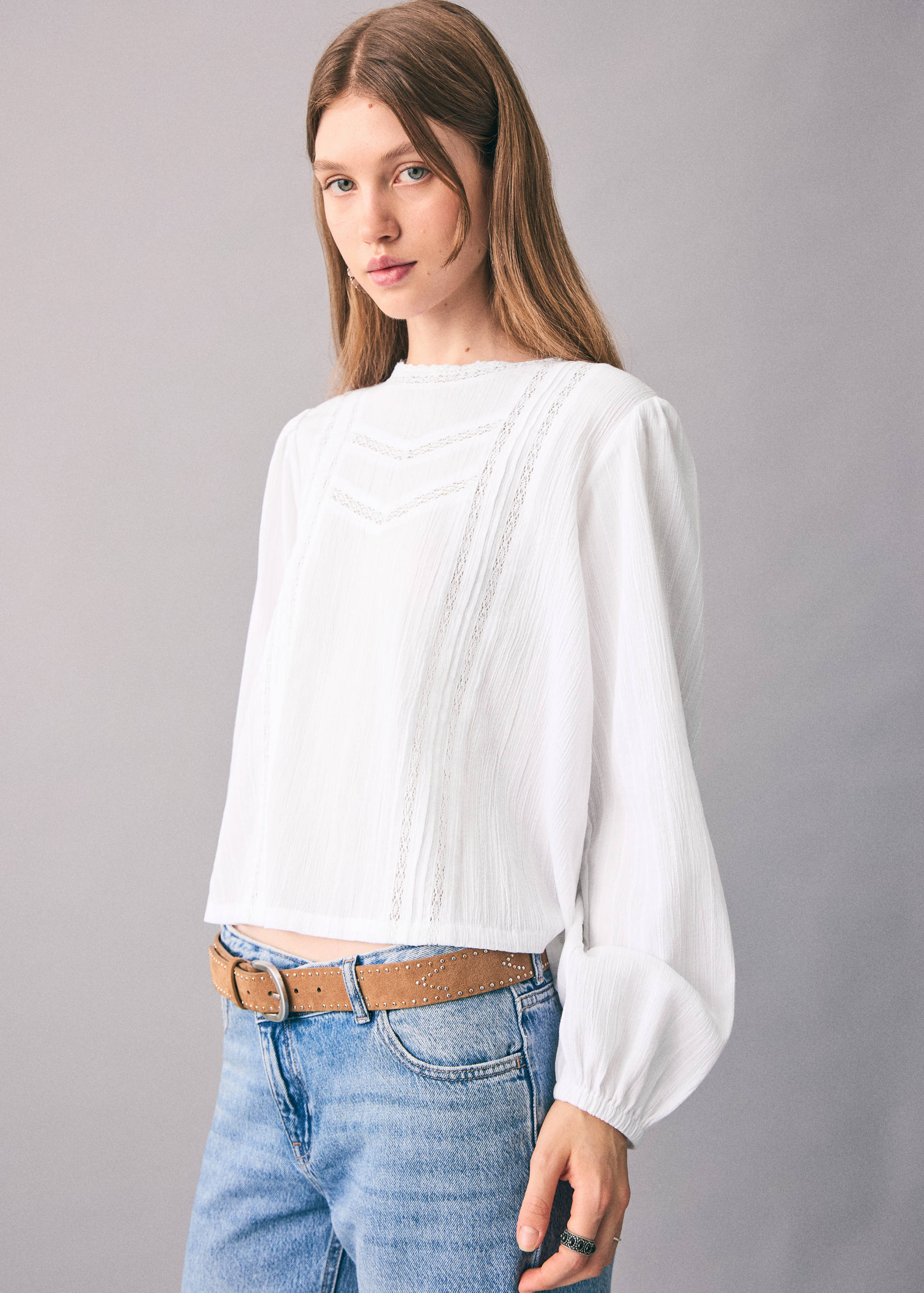 Cotton blouse with lace trim - Medium plane