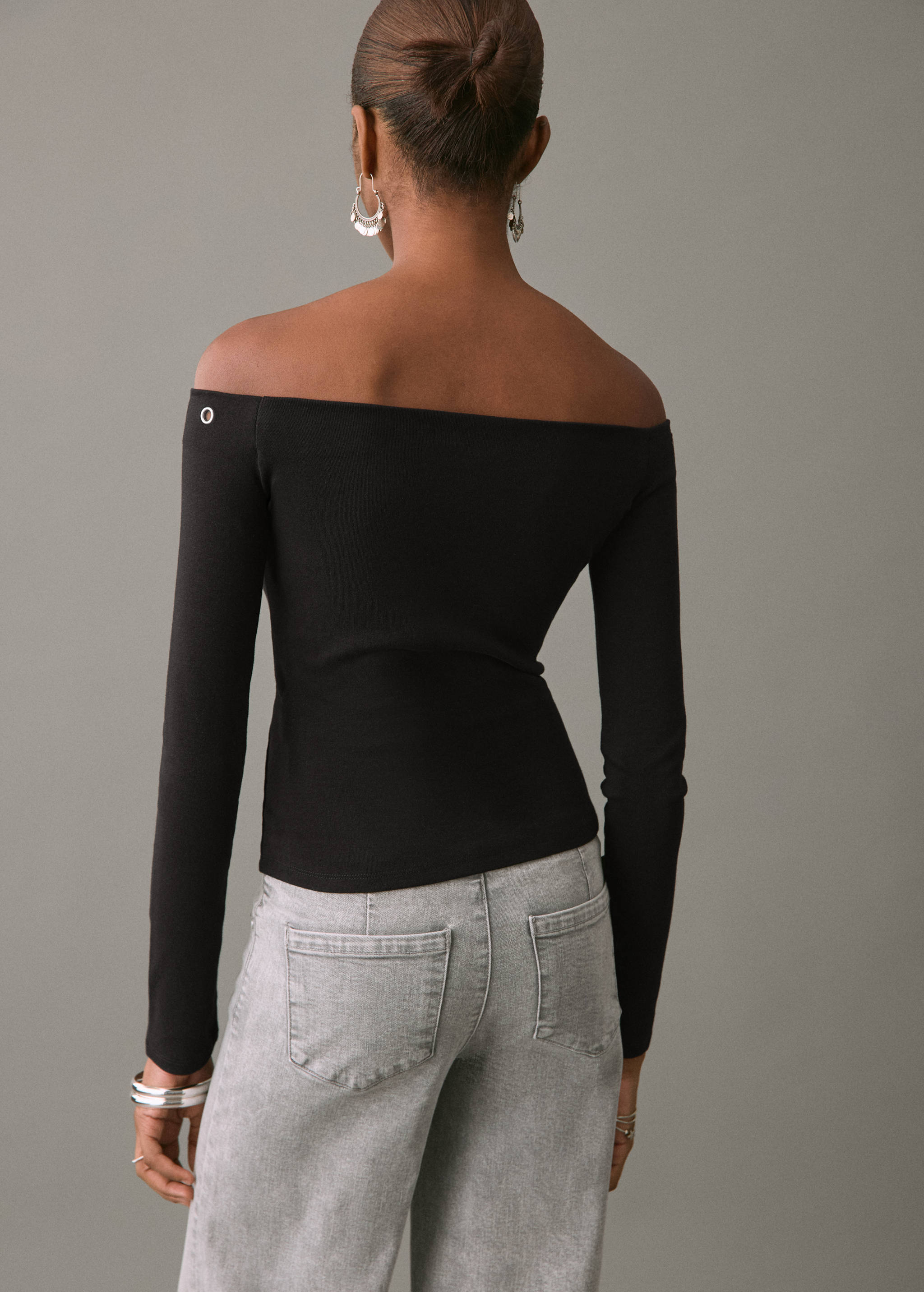 Boat-neck t-shirt with studs - Reverse of the article