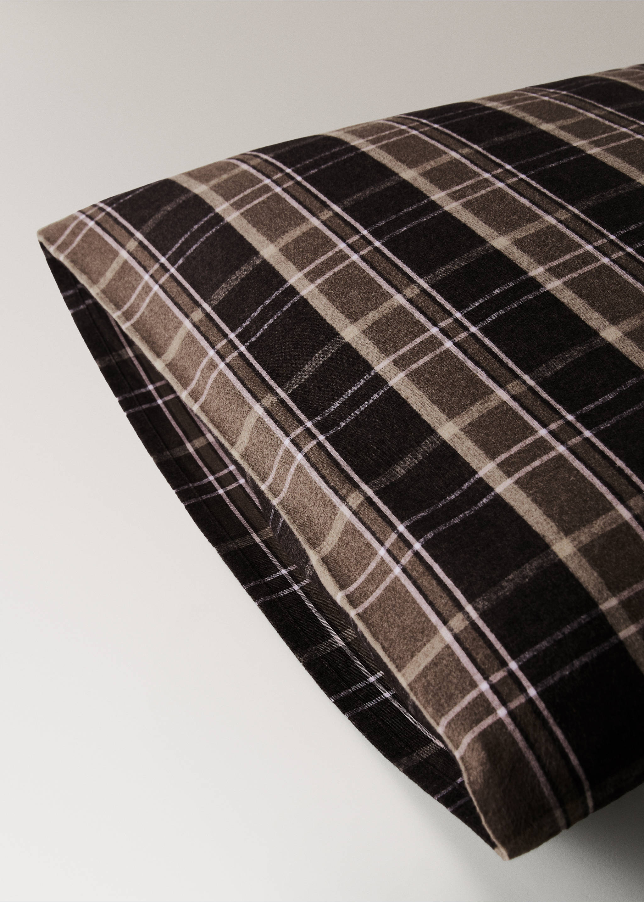 Two cotton flannel melange-thread check pillowcases 50x75 cm - Details of the article 2, Brown. Ref: 17028279-00.