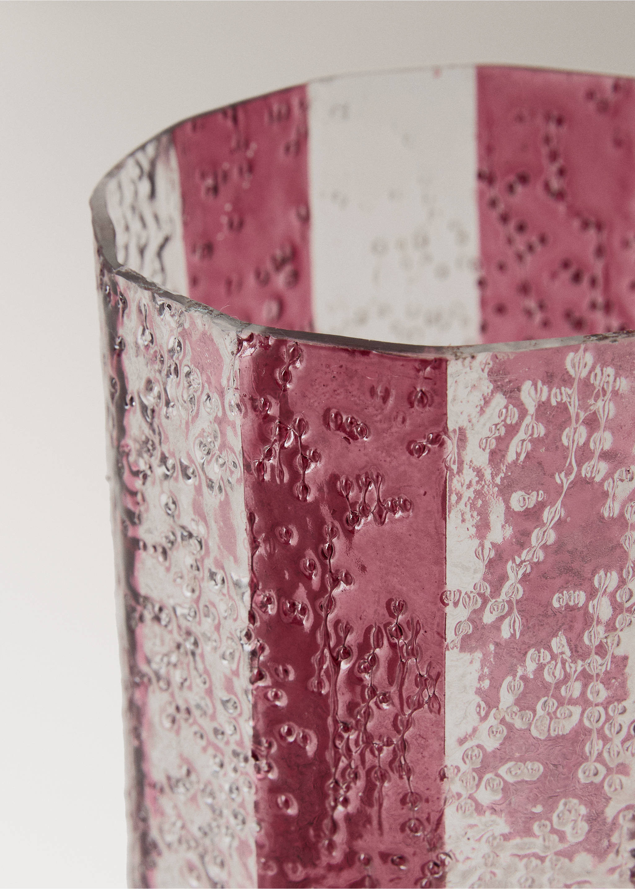 Large striped glass candle holder - Details of the article 1, Intense Red. Ref: 17028286-00.