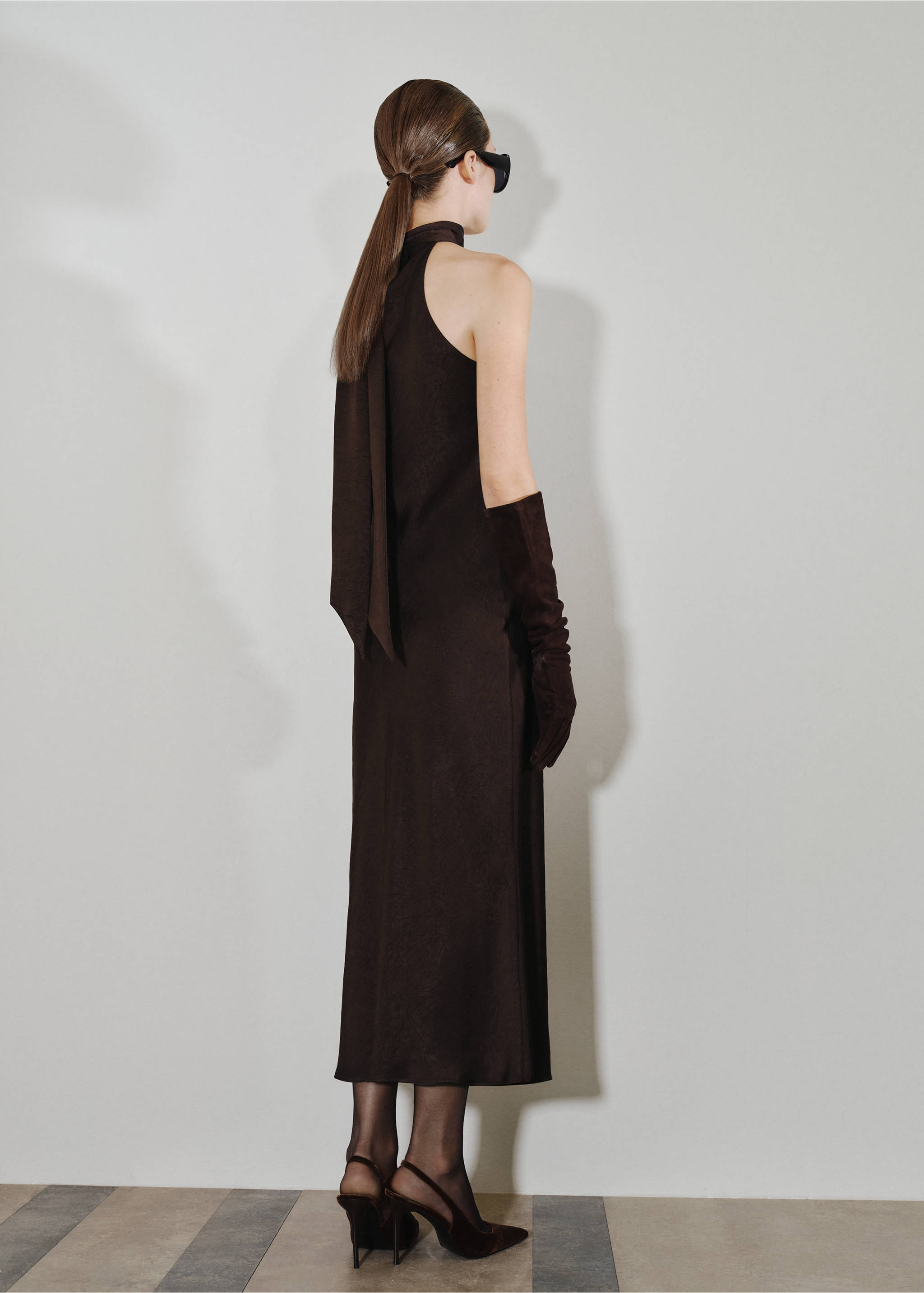 Satin dress with creased effect - Reverse of the article, Chocolate. Ref: 17029107-00.