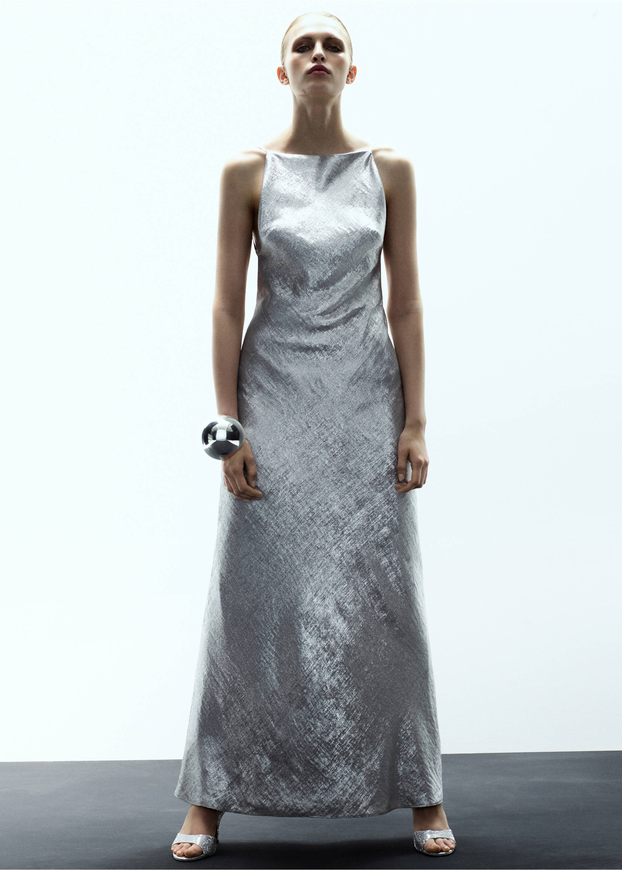Sleeveless metallic silver maxi dress with a square neckline., Silver. Ref: 17029118-00.