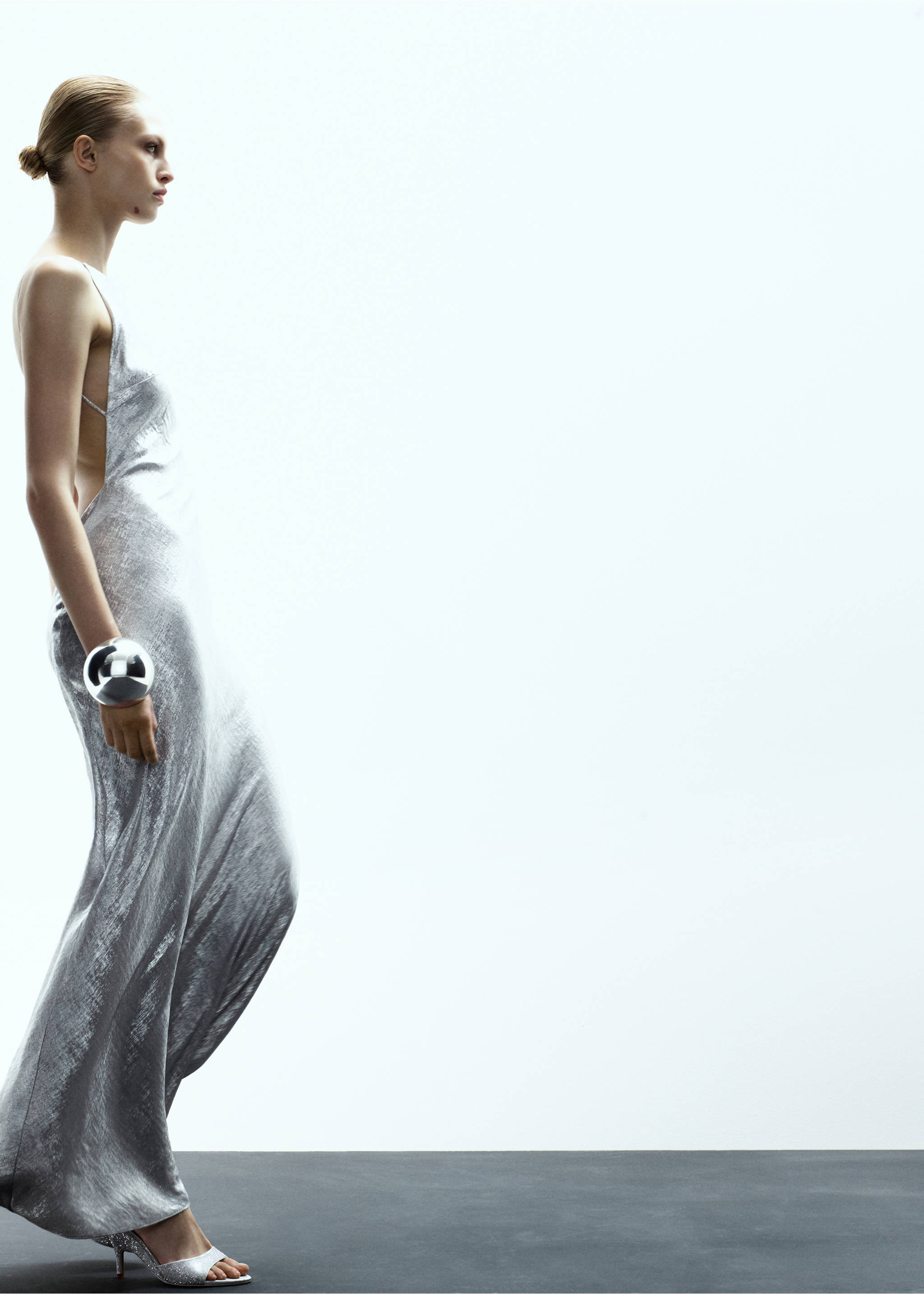Long sleeveless silver metallic dress with a low-cut back., Silver. Ref: 17029118-00.