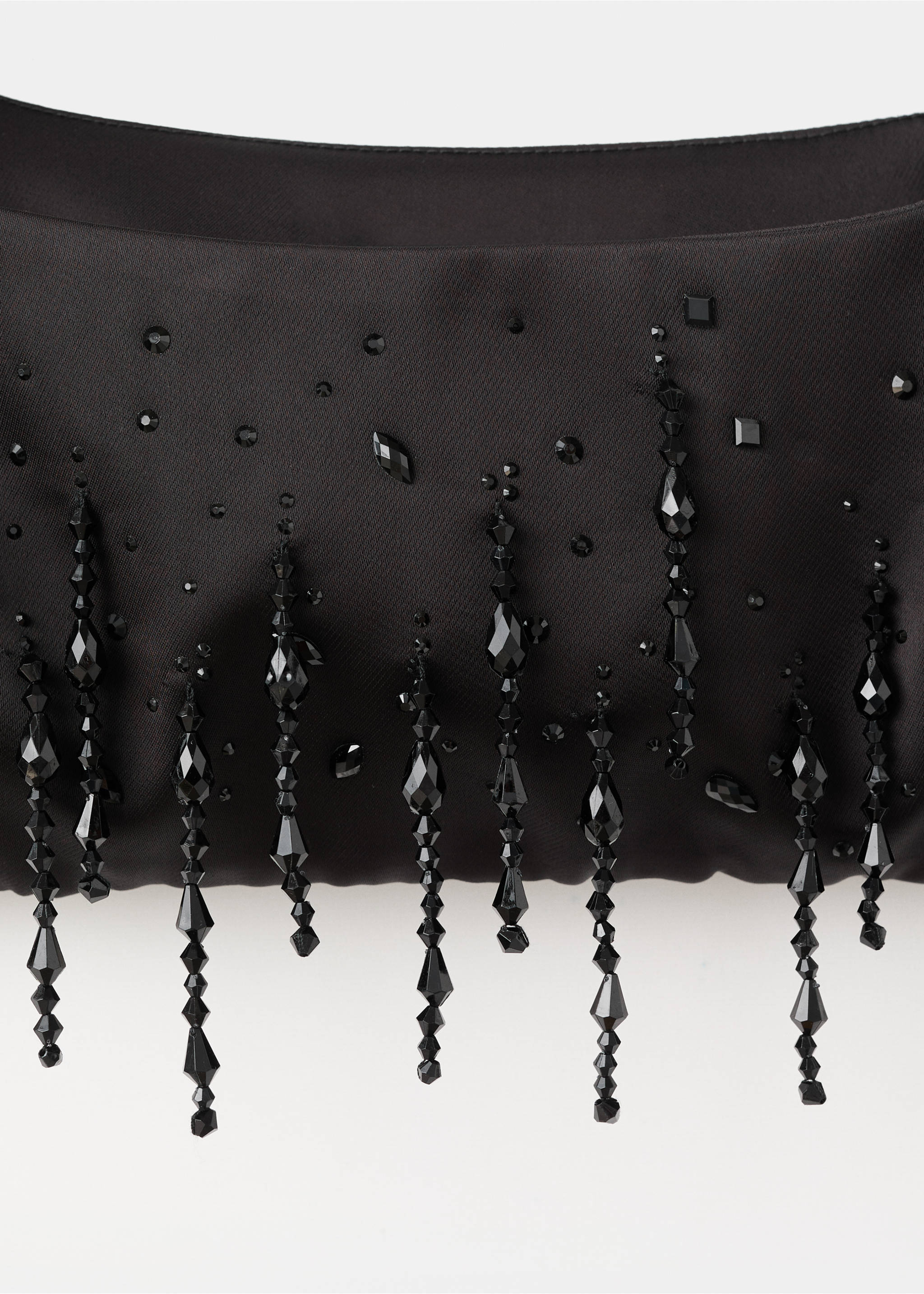 Primer plano de un top negro con cuentas facetadas y flecos de cuentas colgantes., Negro. Ref: 17029210-00.