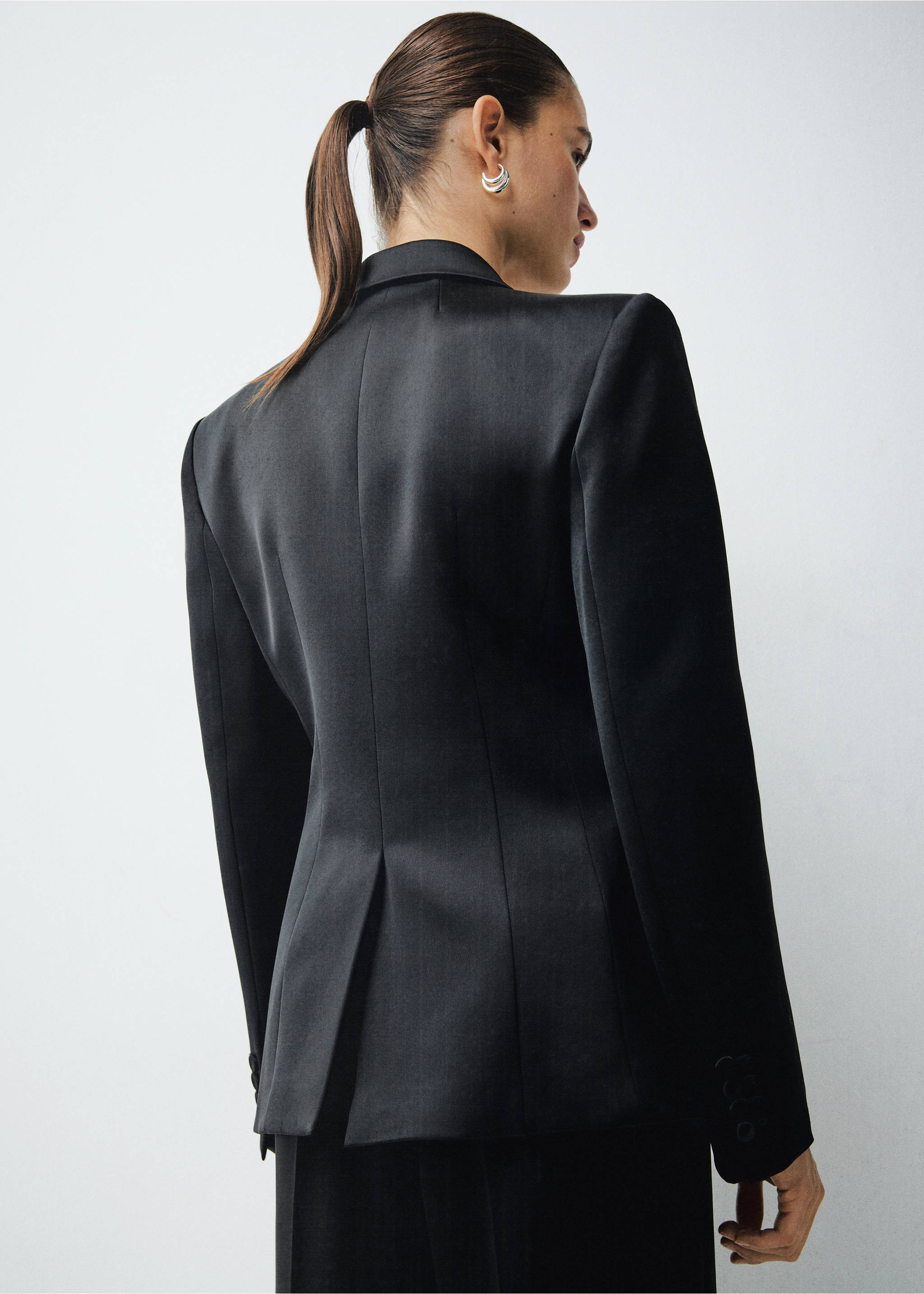 Satinierter Blazer im Anzugstil - Rückseite des Artikels, Schwarz. Ref: 17029408-00.