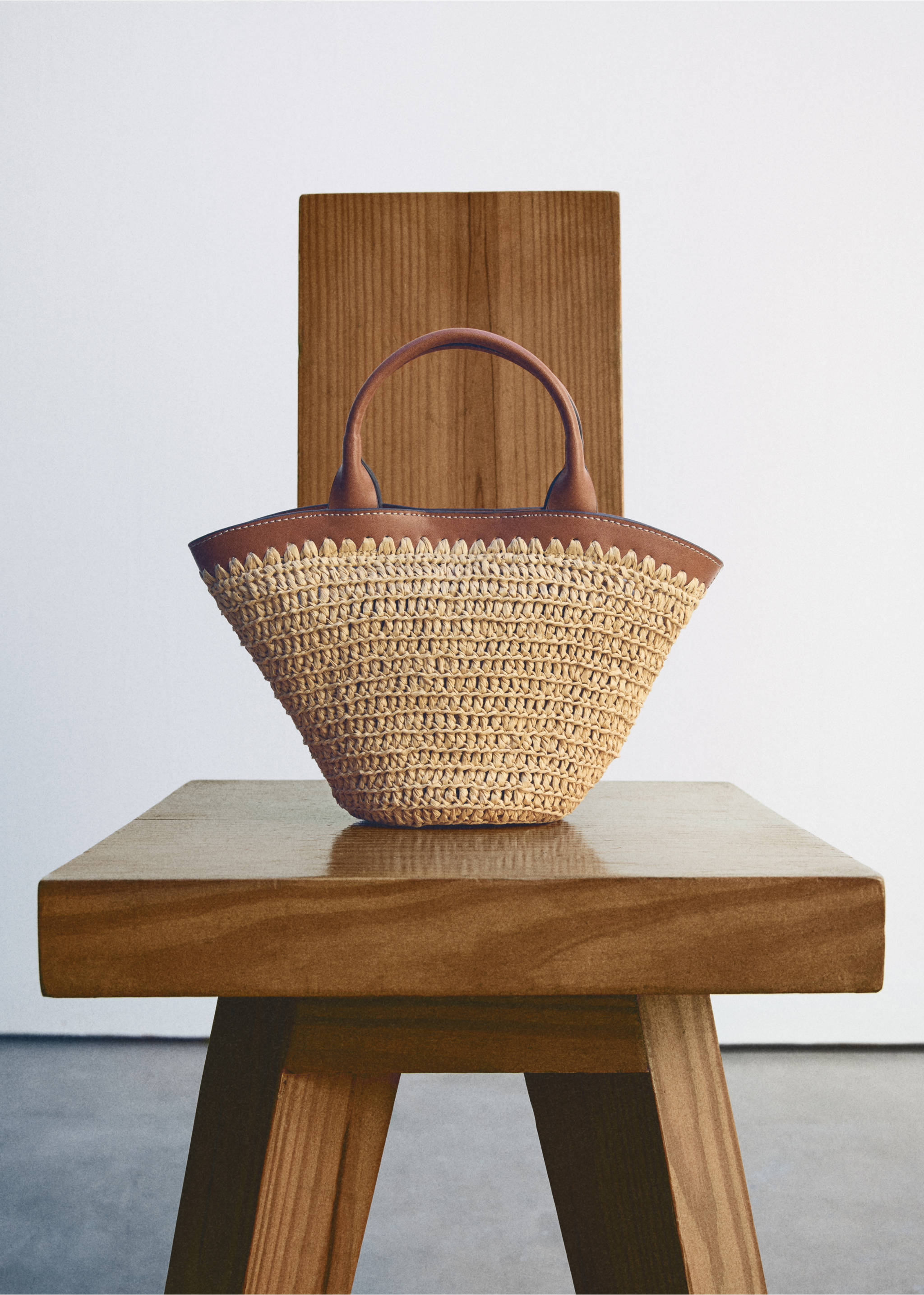 Small double-handle natural fibre bag - Details of the article 6, Leather. Ref: 17031127-00.