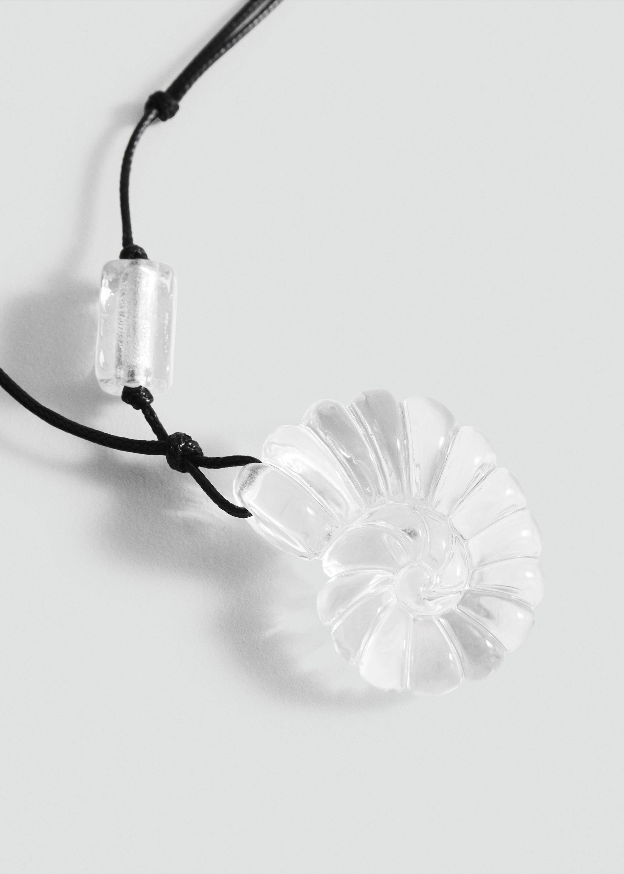 Resin shell necklace - Medium plane, Black. Ref: 17031147-00.